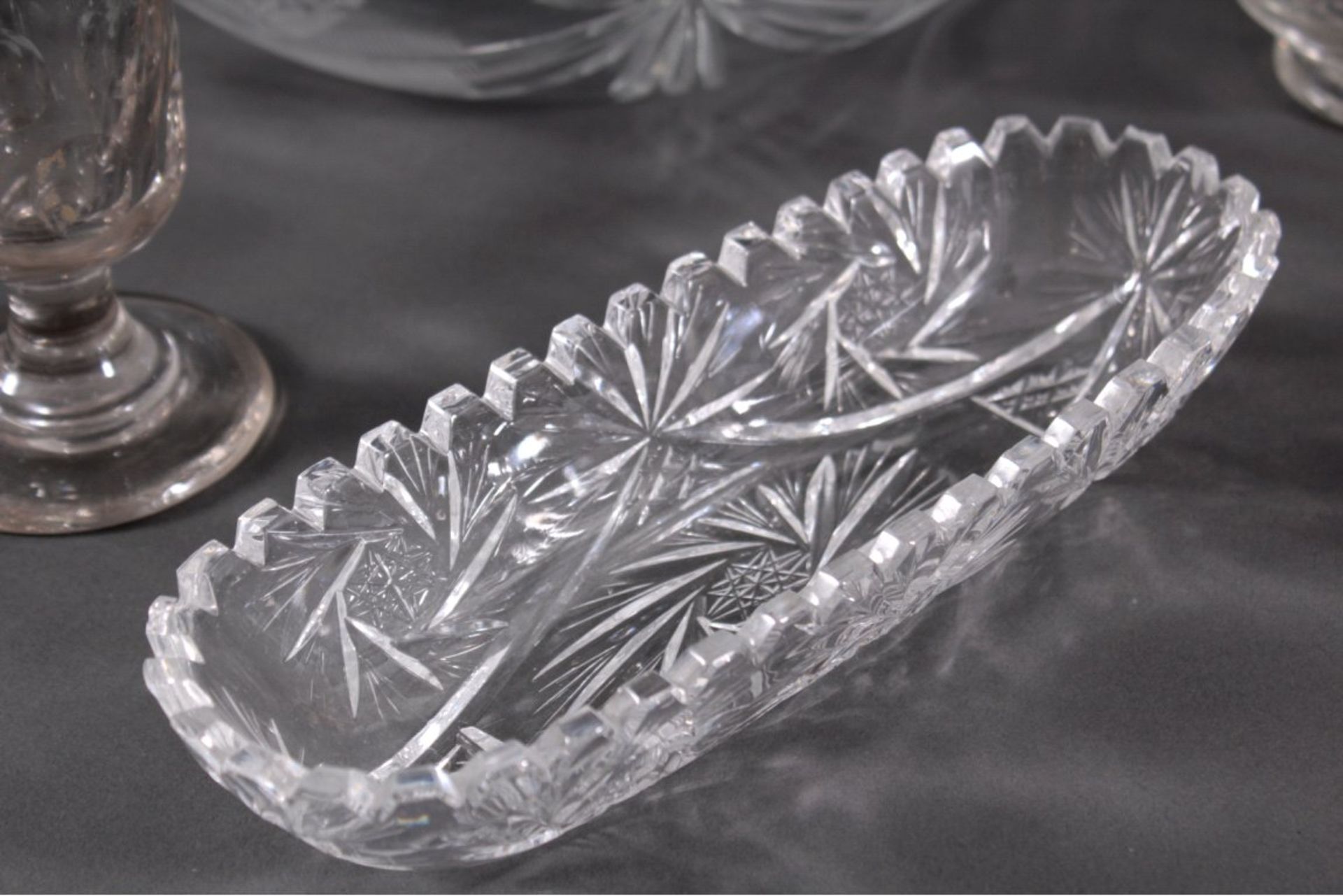 Konvolut Glas, 13-teiligKristall und Pressglas. Verschiedene Formen und Größen,teilweise geätzt - Bild 3 aus 6