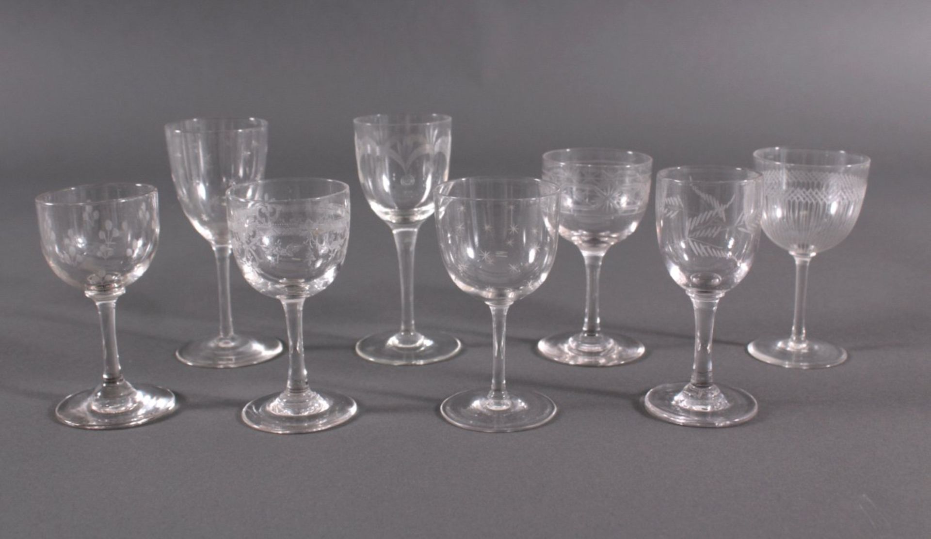 Acht diverse Gläser, 19./20. Jh.Mundgeblasenes Klarglas, teilweise geschliffen, geschnittenund mit