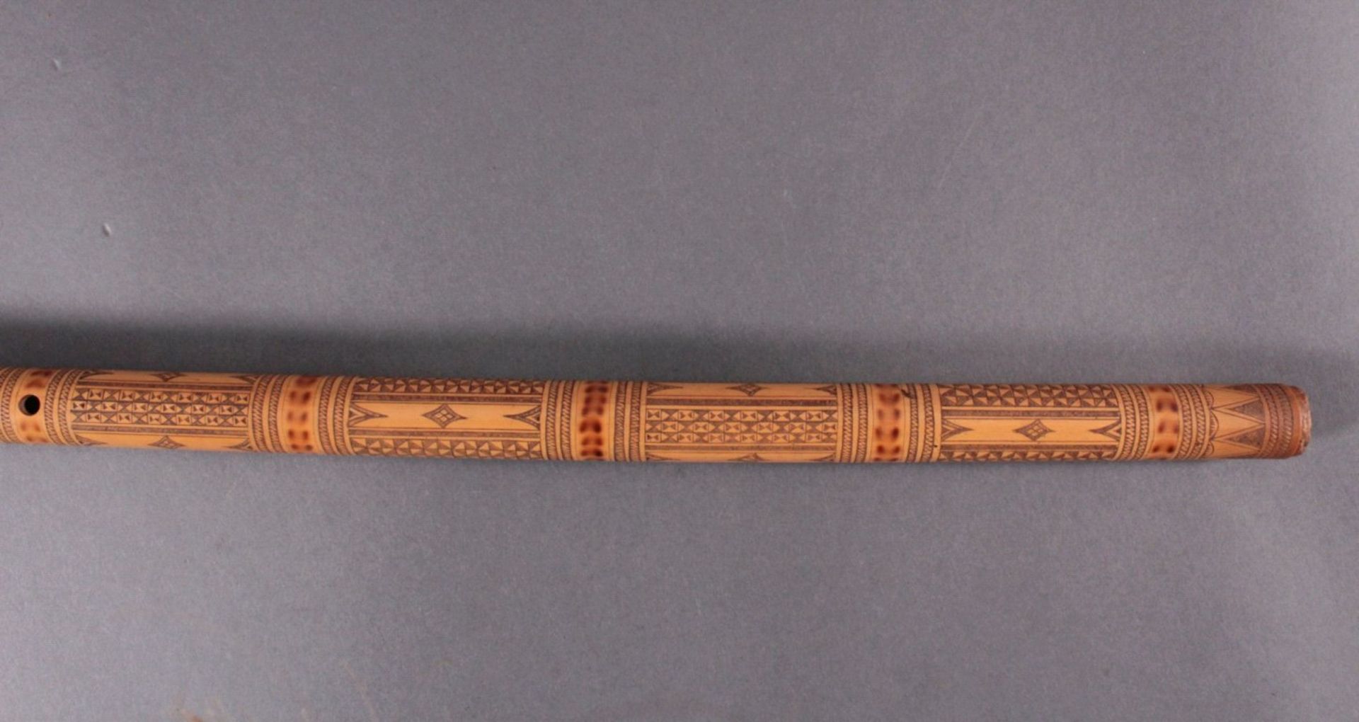 Bambus Flöte um 1900Fein graviert und mit Ornamentik verziert, ca. L- 71 cm.Alters- und - Bild 3 aus 4