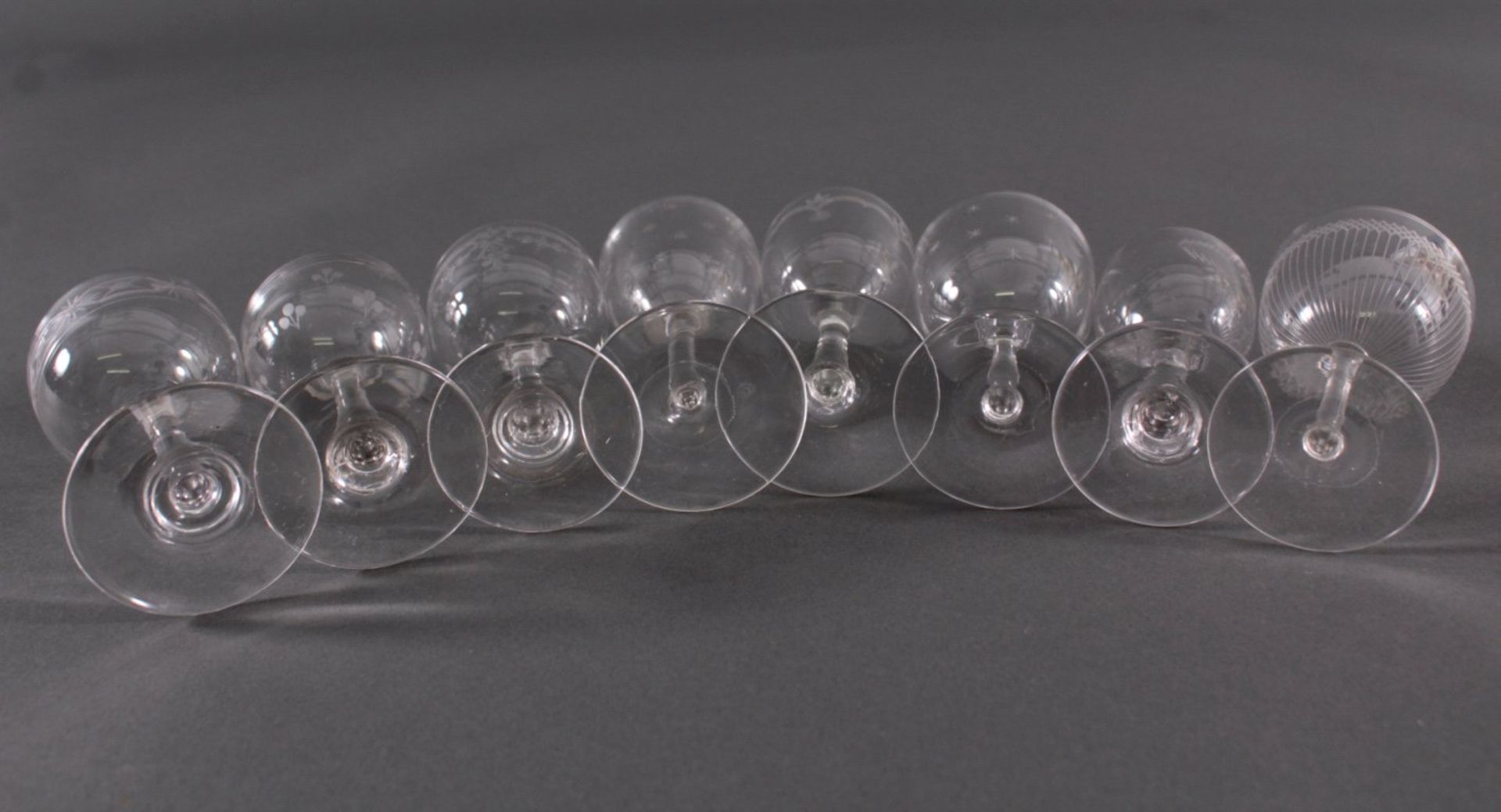 Acht diverse Gläser, 19./20. Jh.Mundgeblasenes Klarglas, teilweise geschliffen, geschnittenund mit - Bild 4 aus 5