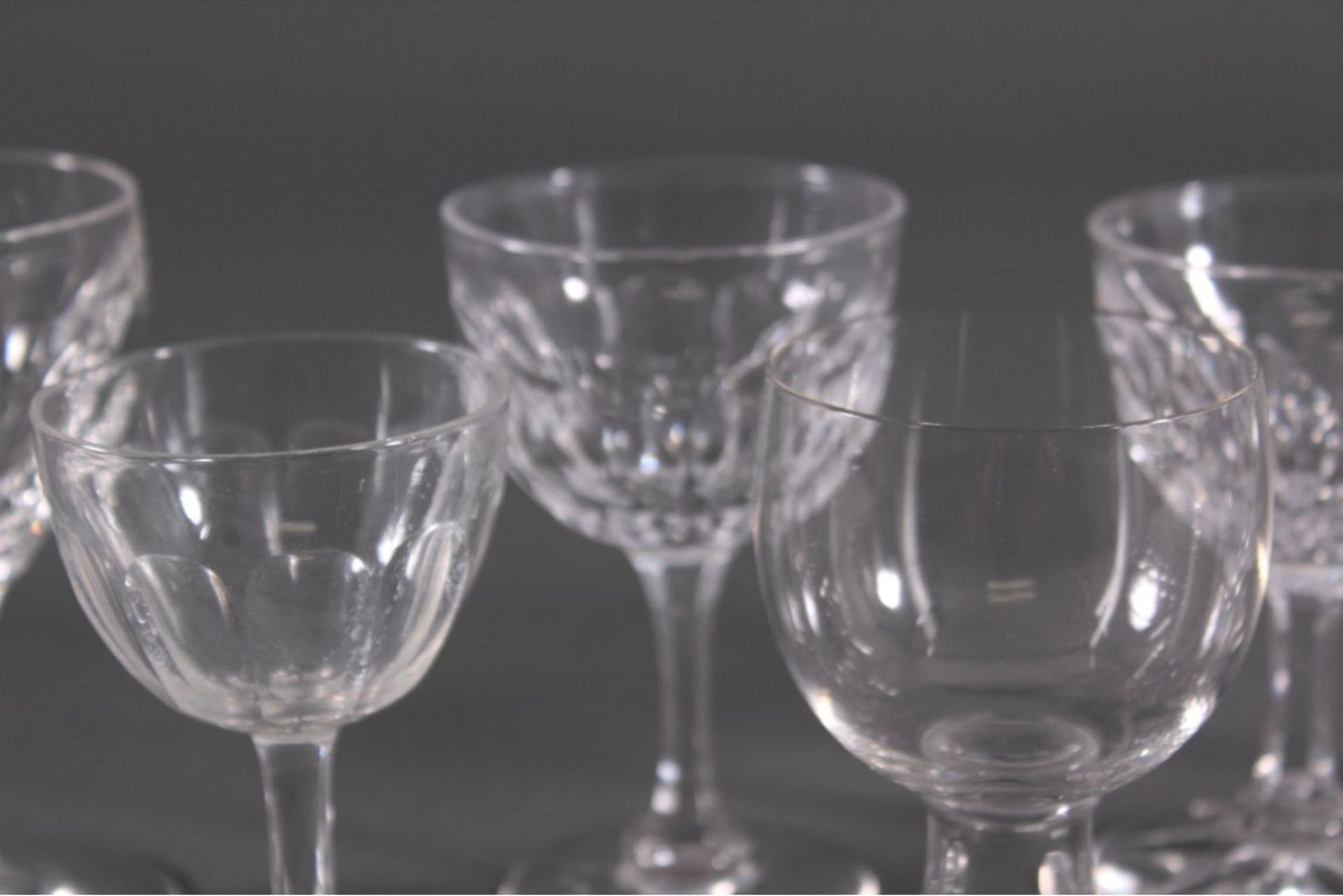Acht diverse Gläser, 19./20. Jh.Mundgeblasenes Klarglas, teilweise facettiert, geschliffen, - Bild 3 aus 4