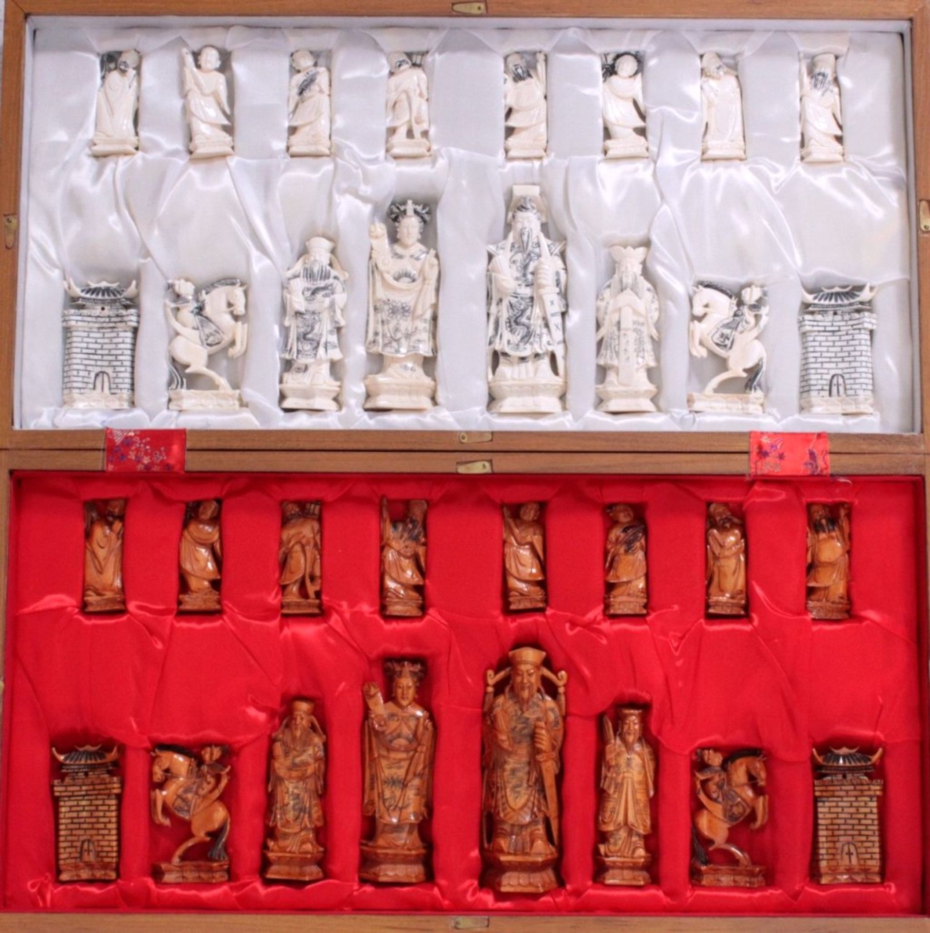 Elfenbein-Schachspiel - China32 Schachfiguren, Elfenbein geschnitzt, partiell brauneingefärbt, in - Bild 2 aus 3