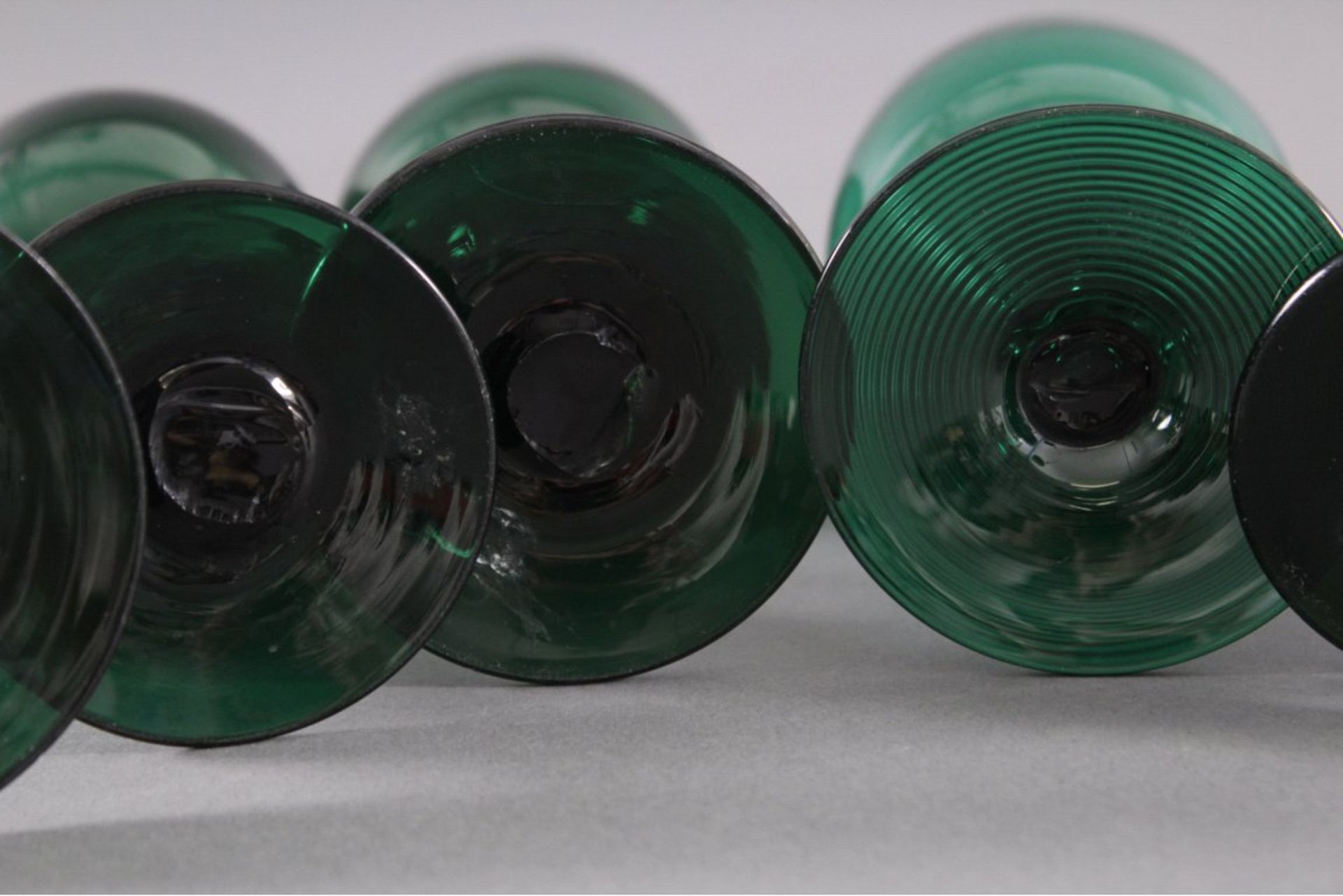 Sechs Gläser, Waldglas 19. Jh.Waldglas in Grüntönen. 1 mit aus Glasfäden gewickelter Fuss,Schaft mit - Bild 4 aus 4