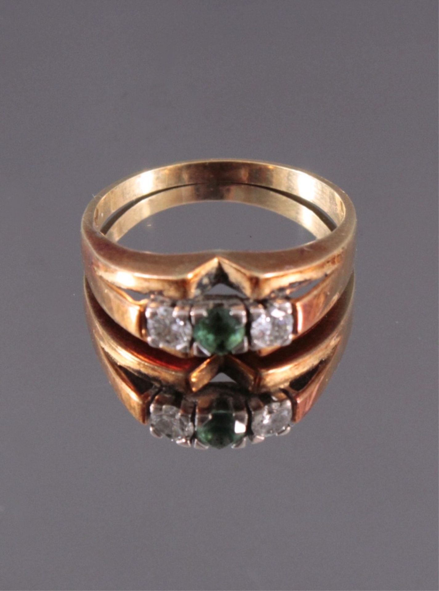Damenring mit Diamanten und Smaragd, 585/000 GelbgoldRG 62, 2 Diamanten von jeweils ca. 0,15 kt., - Bild 2 aus 2