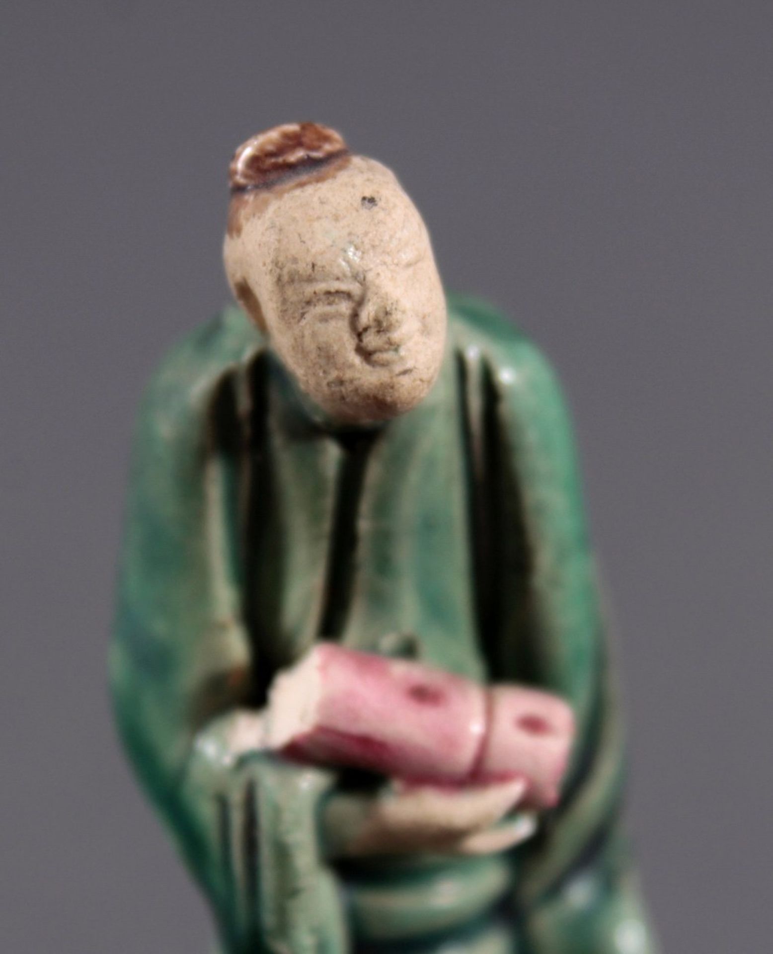 Fünf Keramik-Figuren, "Gelehrter"China, stehende und sitzende Ausformung, in den - Bild 4 aus 6