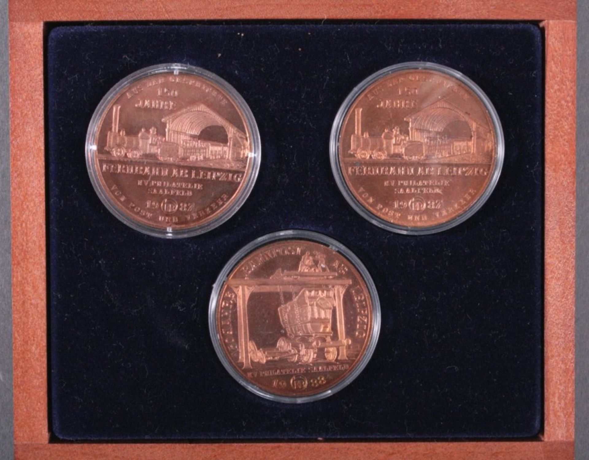 3 Medaillen DDR, 150 Jahre Bahnpost ab LeipzigKupfer in Münzkapsel und Etui, 3 verschiedene Motive - Image 2 of 2