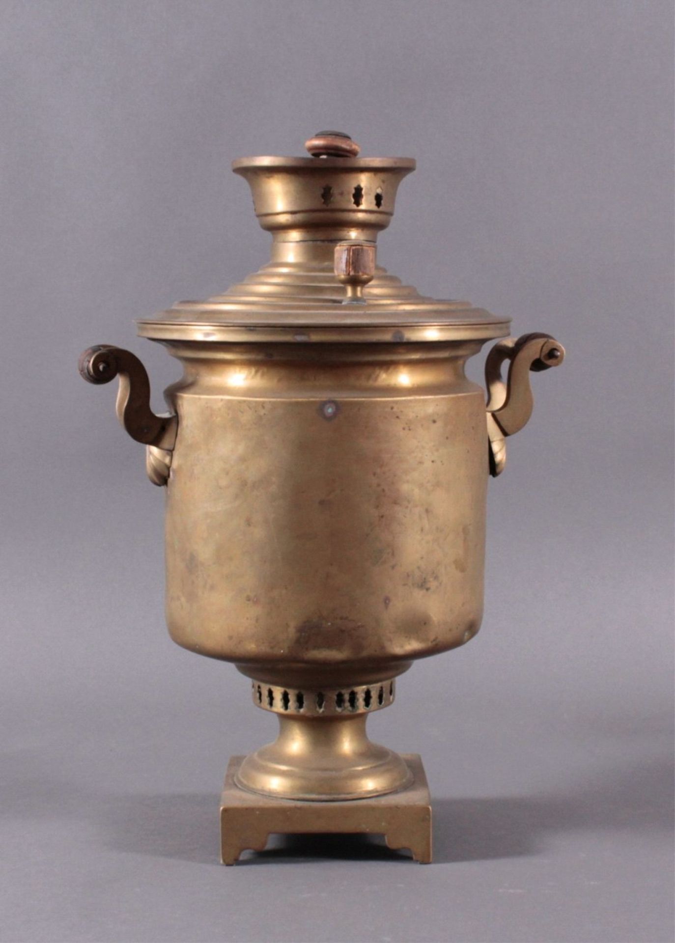 Russischer Samovar um 1900Aus Messing gefertigt, mit Herstellerbezeichnung, Griffe ausHolz, 2 Griffe - Bild 4 aus 6