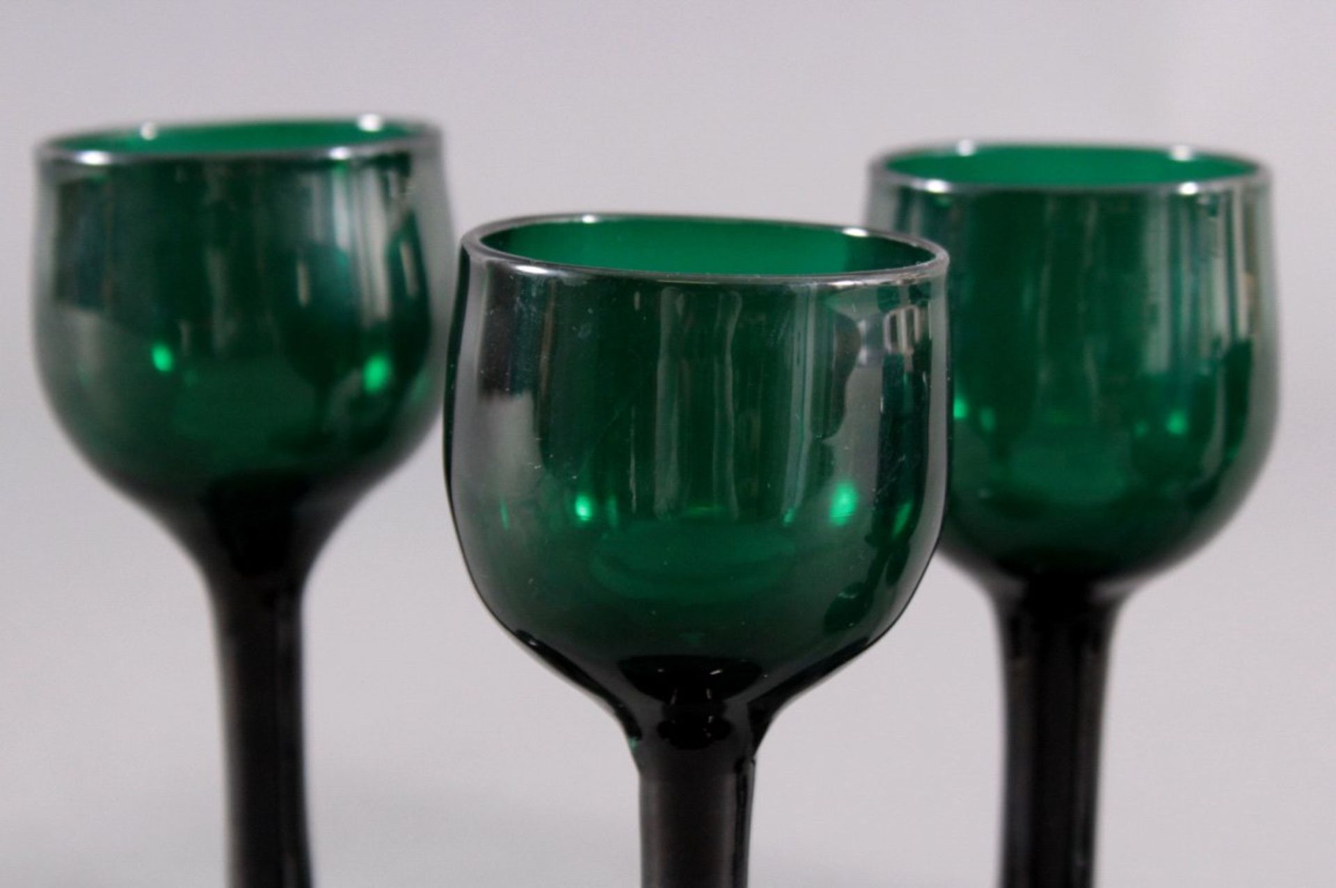 Sechs Gläser, Waldglas 19. Jh.Waldglas in Grüntönen. 1 mit aus Glasfäden gewickelter Fuss,Schaft mit - Bild 2 aus 4