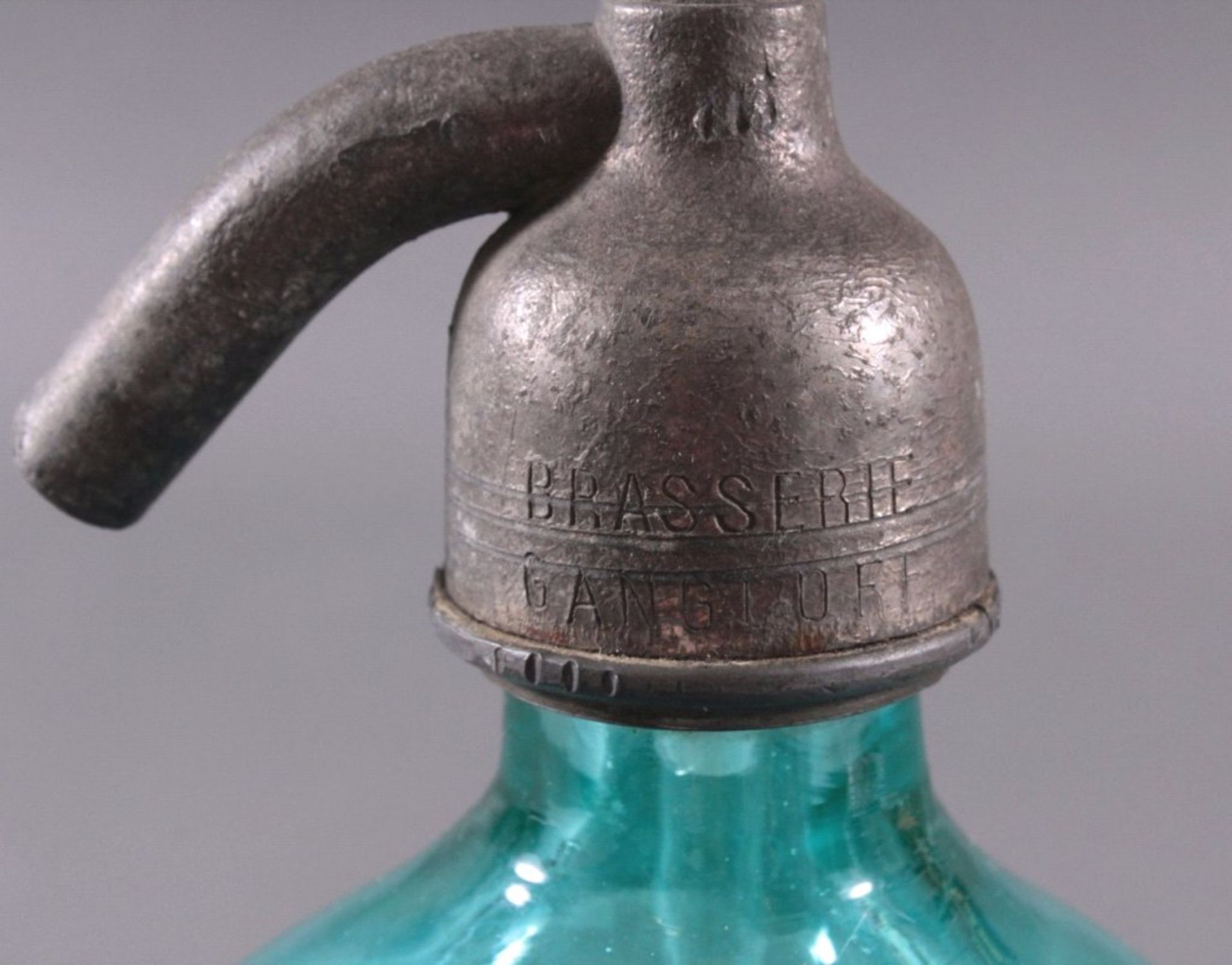 Soda - Flasche aus den 20er/30er JahrenKristall blau, Zinnmontur, auf der Schauseite mit - Bild 3 aus 4