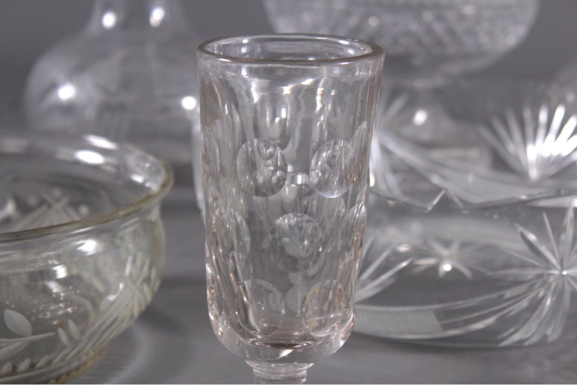 Konvolut Glas, 13-teiligKristall und Pressglas. Verschiedene Formen und Größen,teilweise geätzt - Bild 2 aus 6