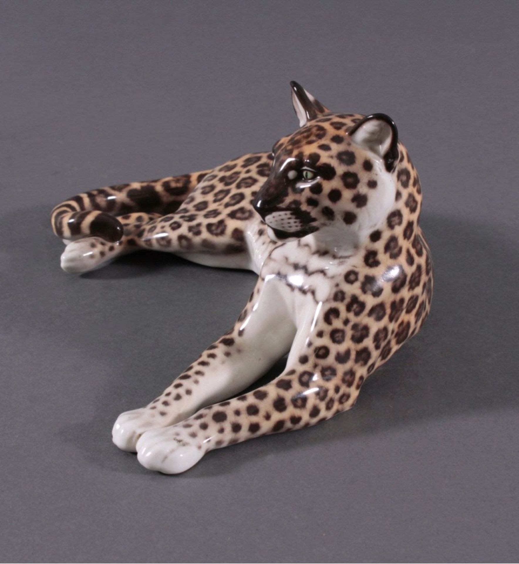 Nymphenburg Tierplastik, "Leopard"Porzellan staffiert in naturalistischer Unterglasurbemalung.Am - Bild 2 aus 4