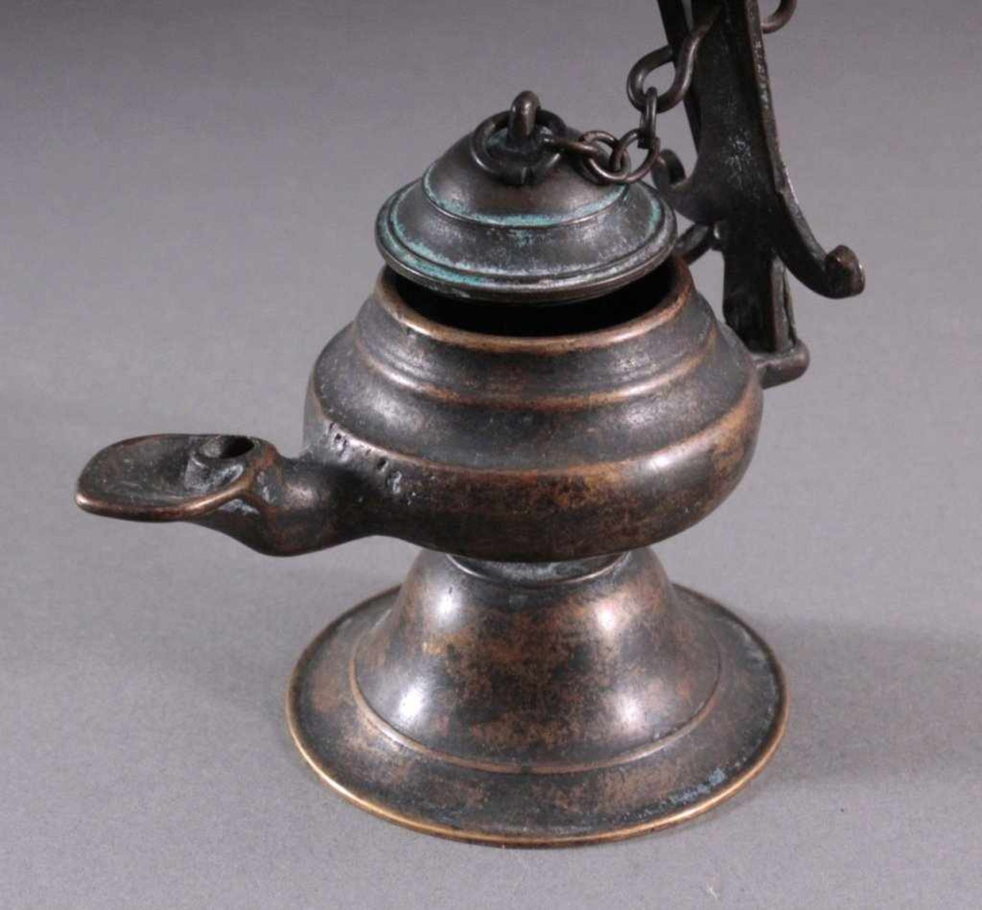 Bronze Öllampe, 19. Jh.Bronze, dunkel patiniert, mit Dochttülle und Halterung zumAufhängen. Höhe mit - Bild 5 aus 6