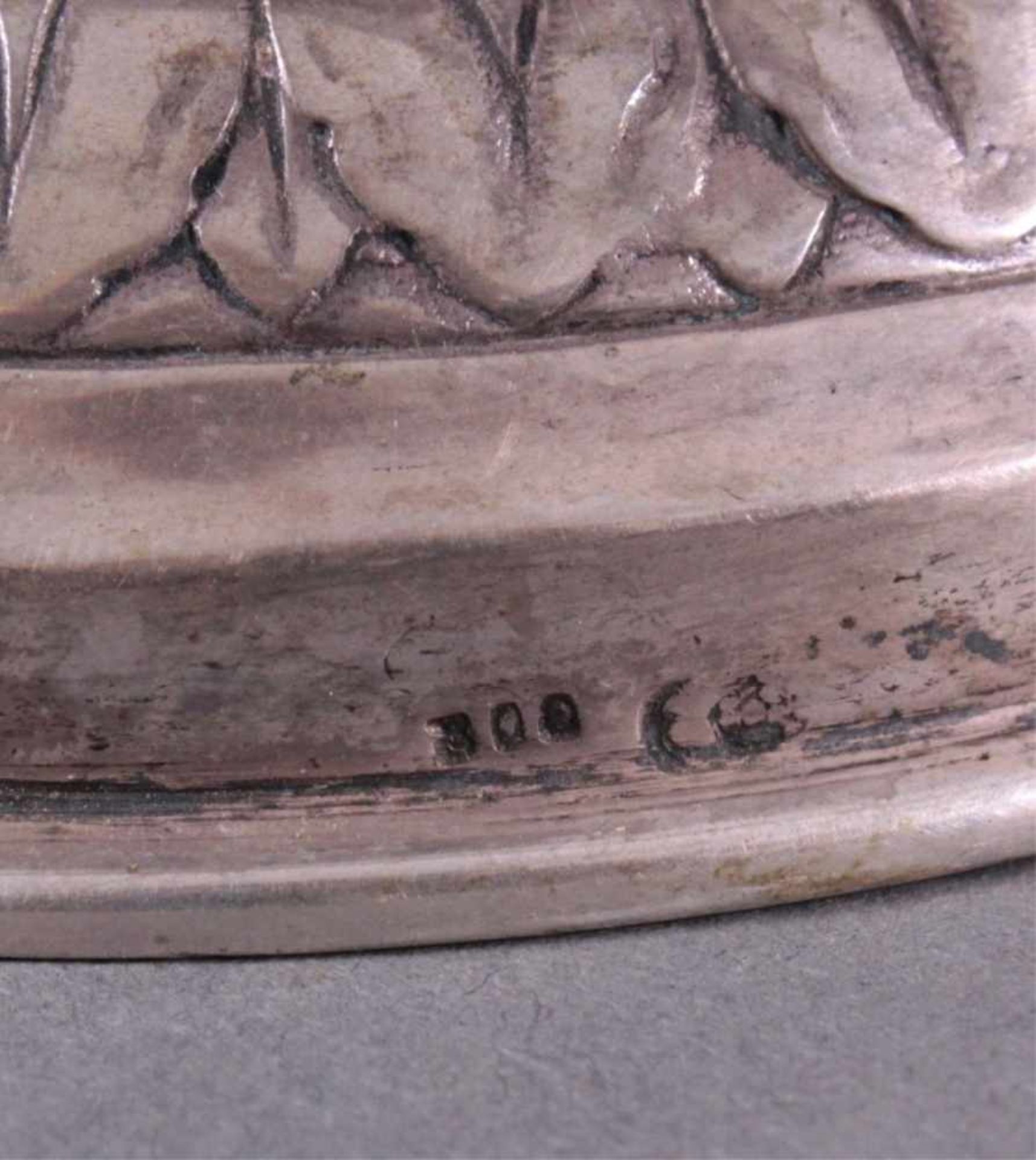 Amphorenvase, um 1900800er Silber, Sichel und Krone. Balusterförmig, Silbergetrieben, mit reichem - Bild 4 aus 4