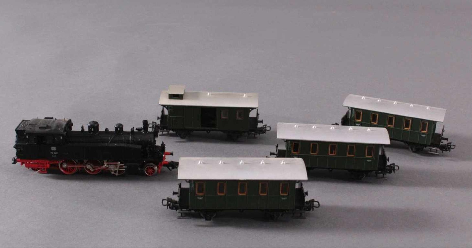 Märklin H0 3312 Dampf-Lok BR 75 042 DB in schwarz mit4 Personenwaggons