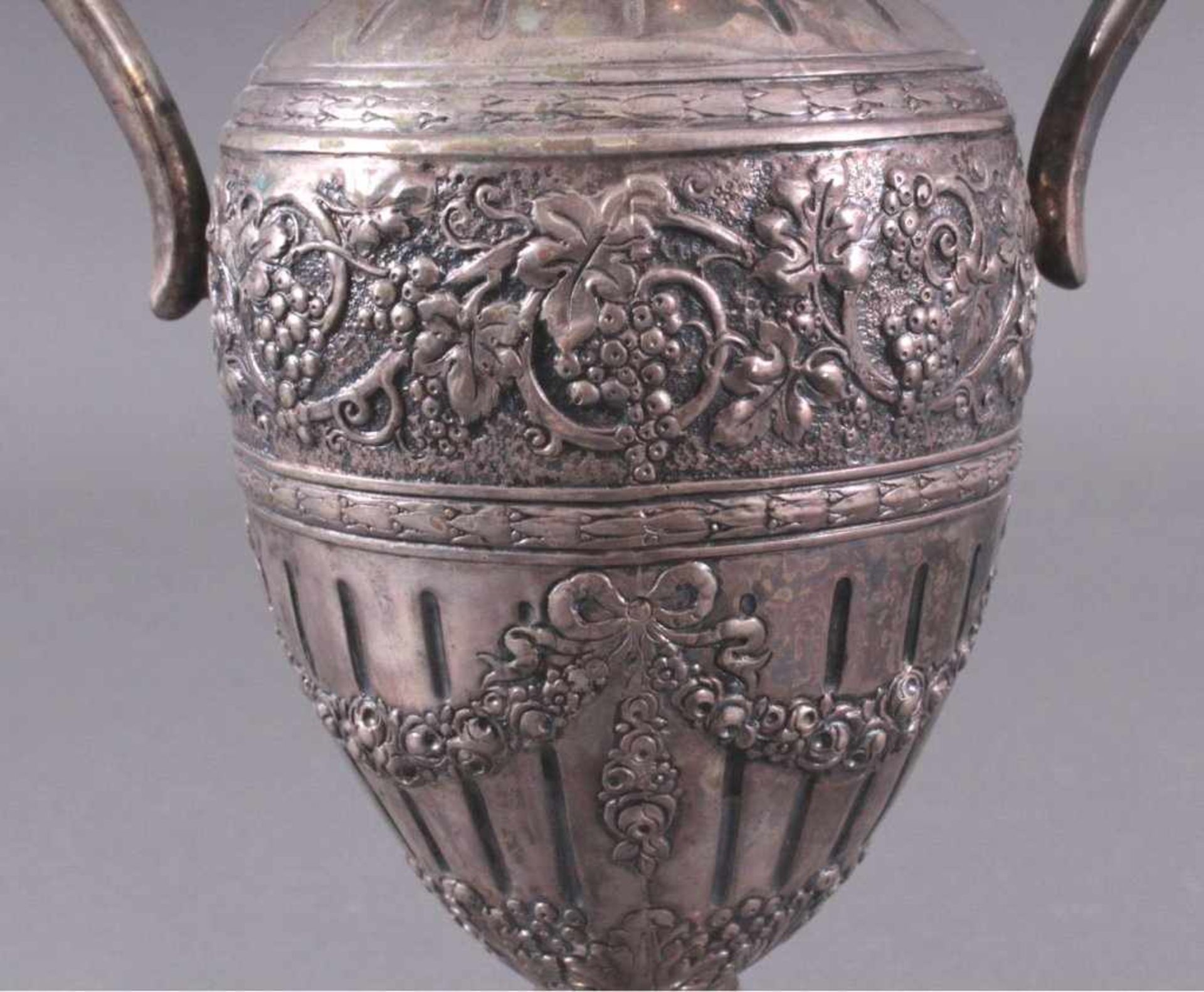 Amphorenvase, um 1900800er Silber, Sichel und Krone. Balusterförmig, Silbergetrieben, mit reichem - Bild 3 aus 4