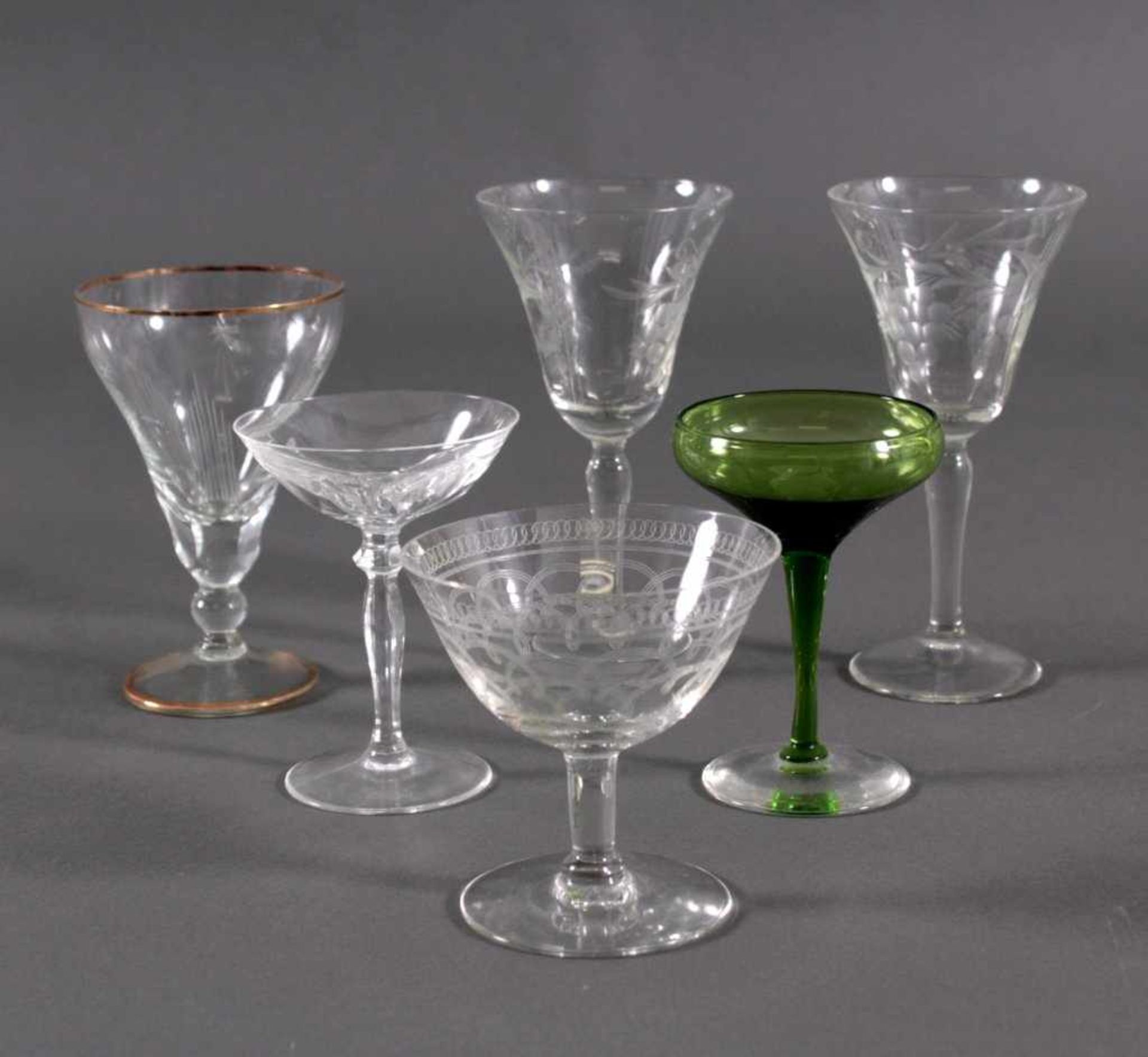 Sechs diverse Trinkgläser, um 1900Farbloses Glas. Verschiedene Formen, Ätz- und Schliffdekore.