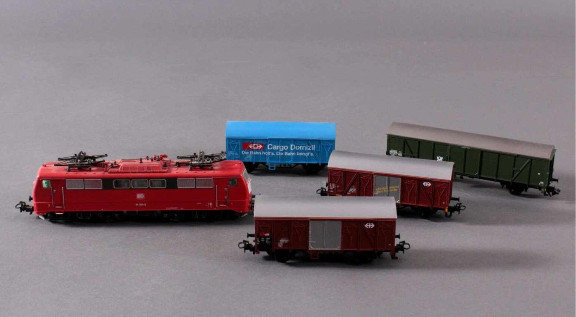 Märklin H0 3660 E-Lok Baureihe 111 041-0 DB in rot mit5 Güterwaggons