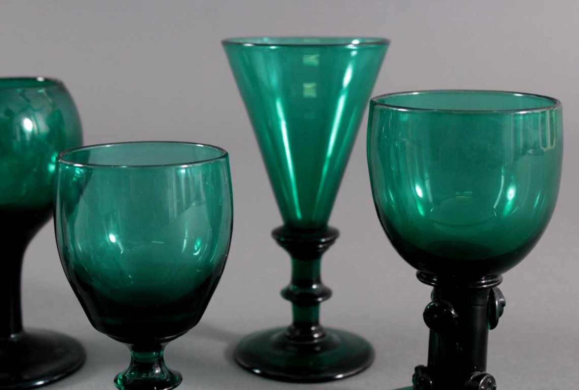 Sechs Gläser, Waldglas 19. Jh.Waldglas in Grüntönen. 1 aus Glasfäden gewickelter Fuss,Schaft mit - Bild 3 aus 6