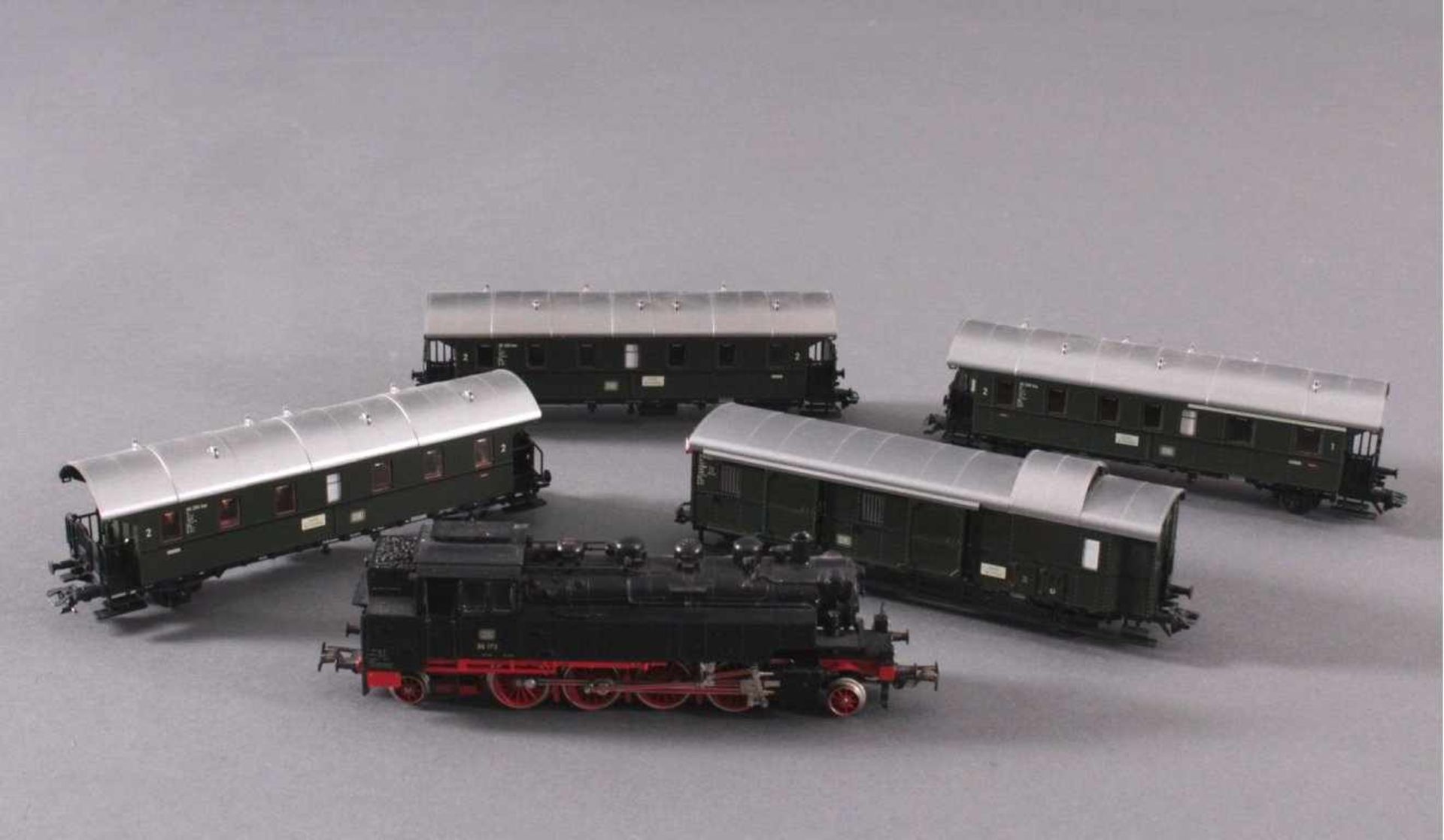 Märklin H0 3096 Dampf-Lok Baureihe 86 173 schwarz mit1 Güter- und 3 Personenwaggons