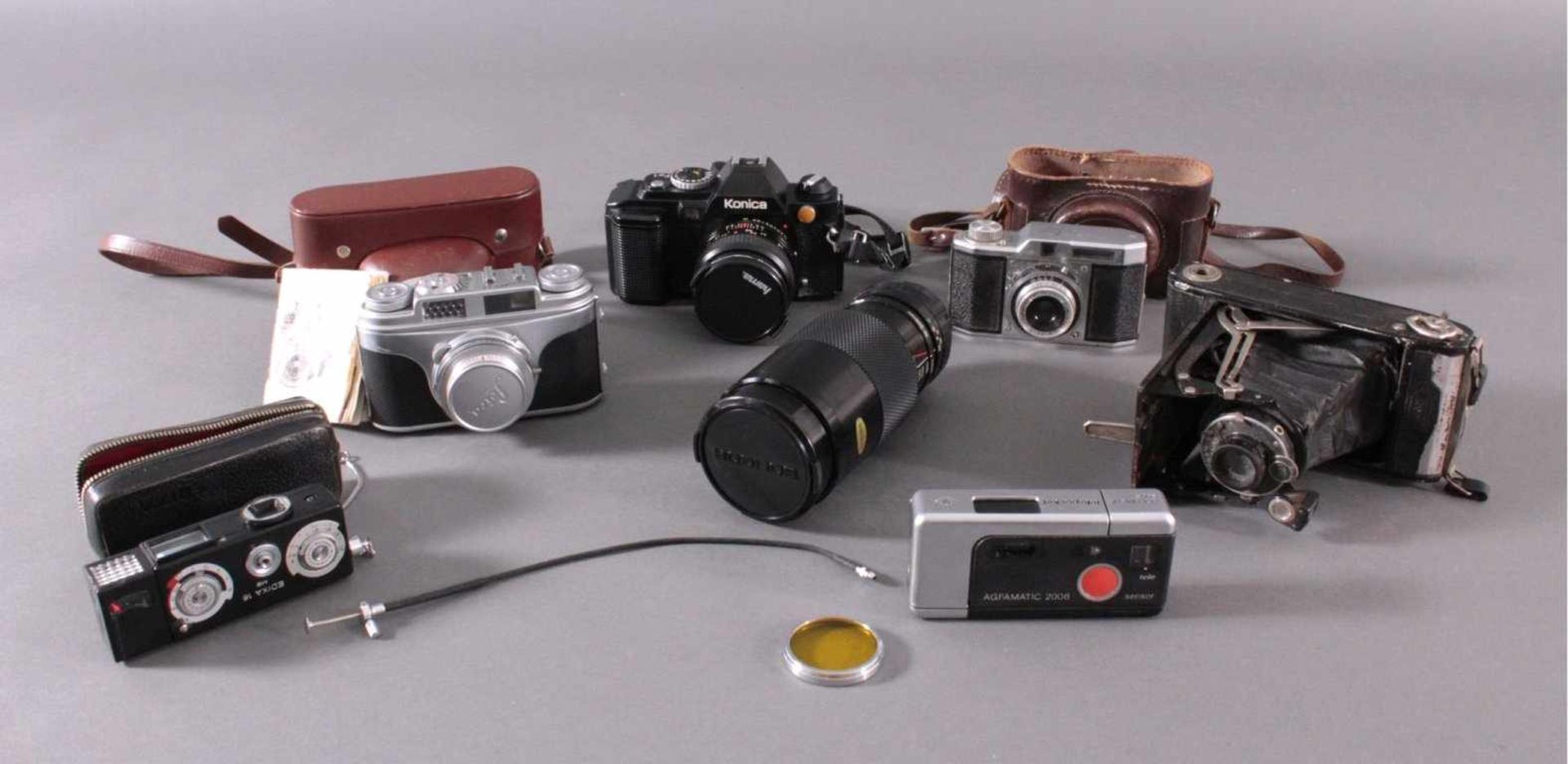 Sechs Kameras mit Zubehör1x Konika FS1. 1979, mit Objektiv Konika Hexaon AR 50mmF1.4, Objektiv