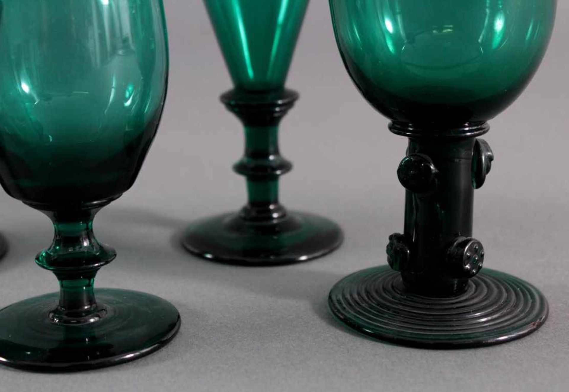 Sechs Gläser, Waldglas 19. Jh.Waldglas in Grüntönen. 1 aus Glasfäden gewickelter Fuss,Schaft mit - Bild 4 aus 6