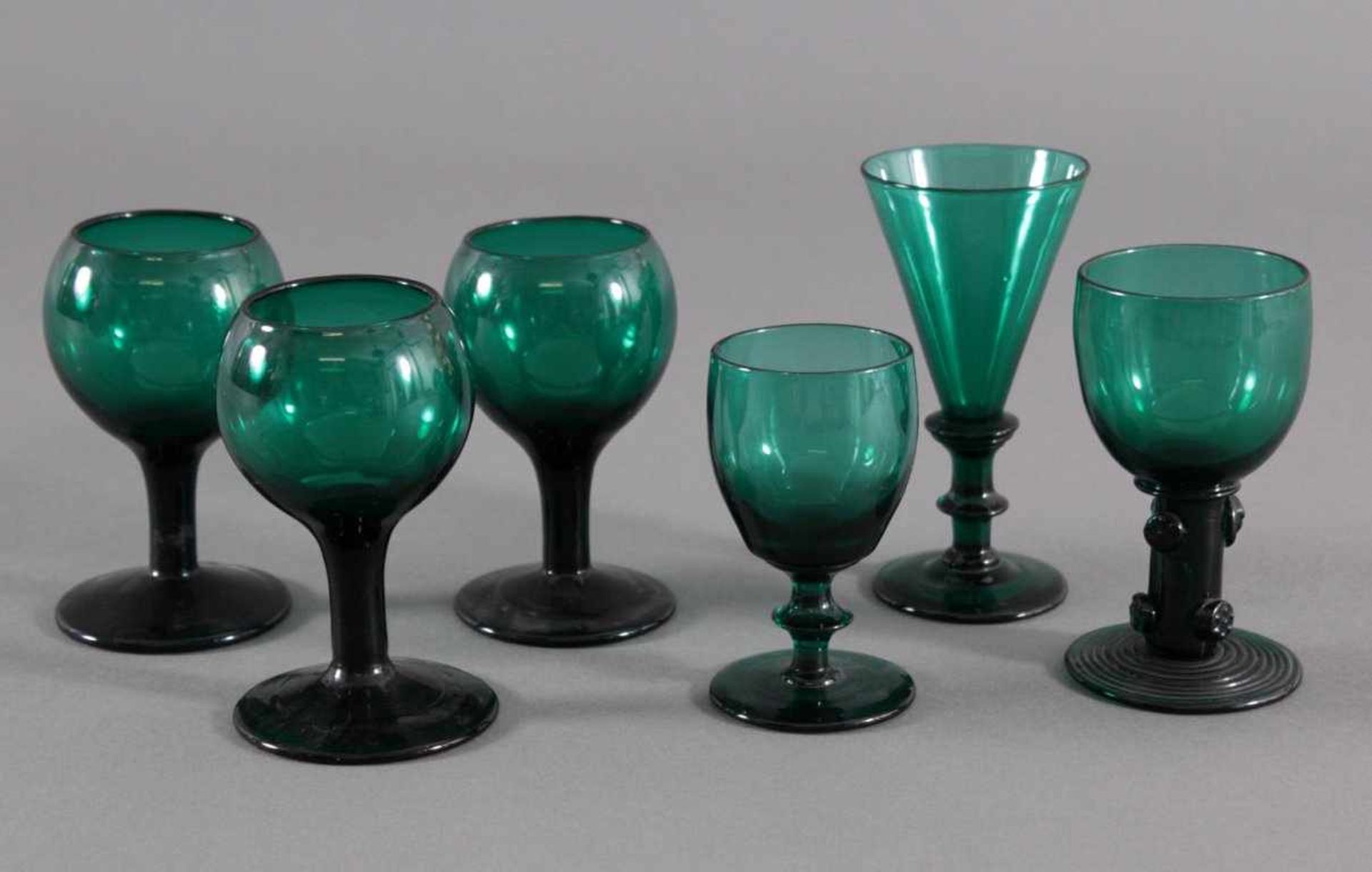 Sechs Gläser, Waldglas 19. Jh.Waldglas in Grüntönen. 1 aus Glasfäden gewickelter Fuss,Schaft mit