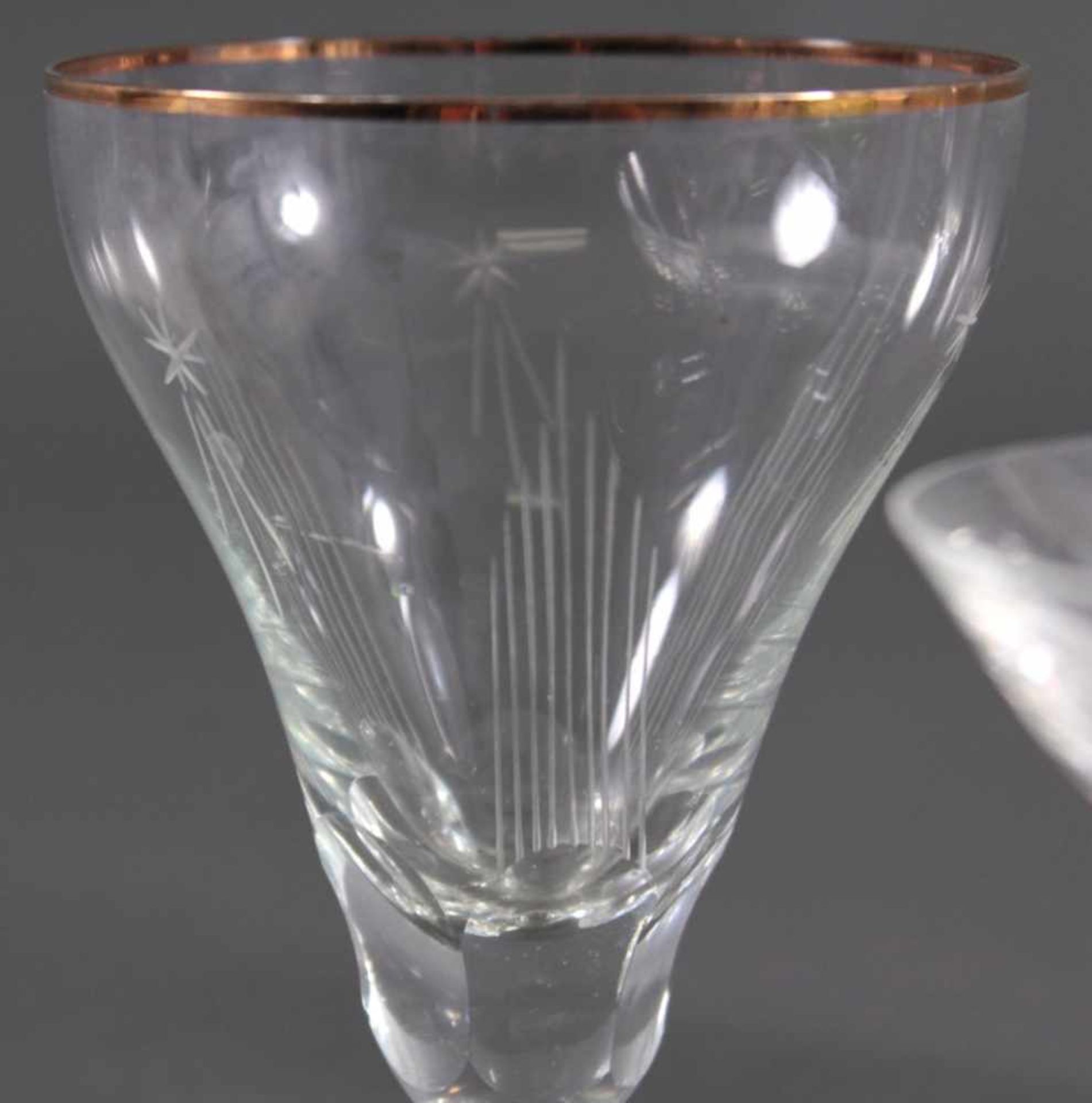 Sechs diverse Trinkgläser, um 1900Farbloses Glas. Verschiedene Formen, Ätz- und Schliffdekore. - Bild 3 aus 5