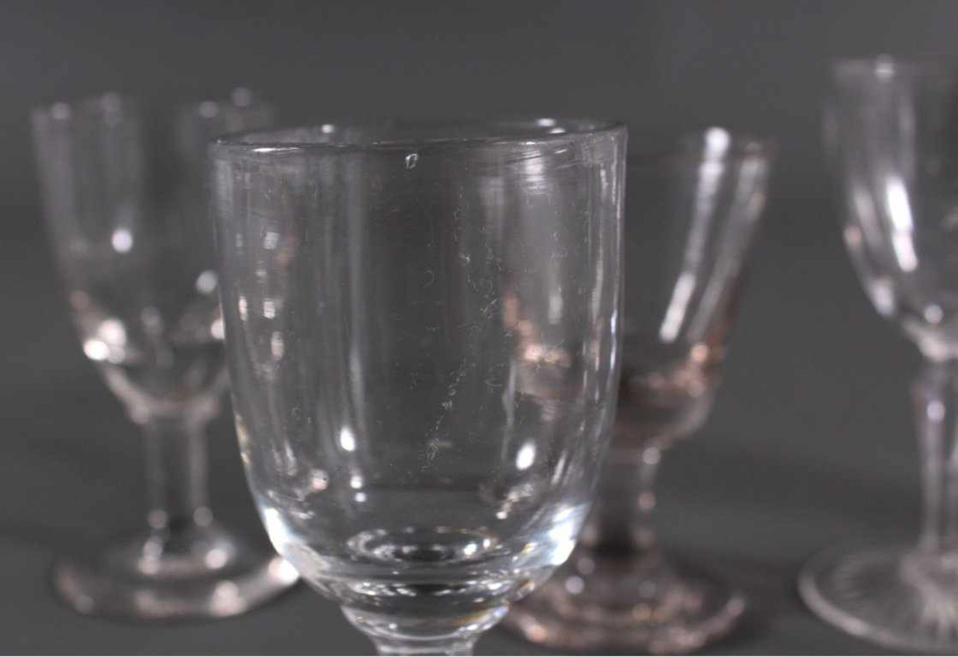 Sechs Kelchgläser, 19. Jh.Mundgeblasenes Klarglas, Scheibenfuss, kelchförmige Kuppa,ca. H- 10,5 - Bild 2 aus 4