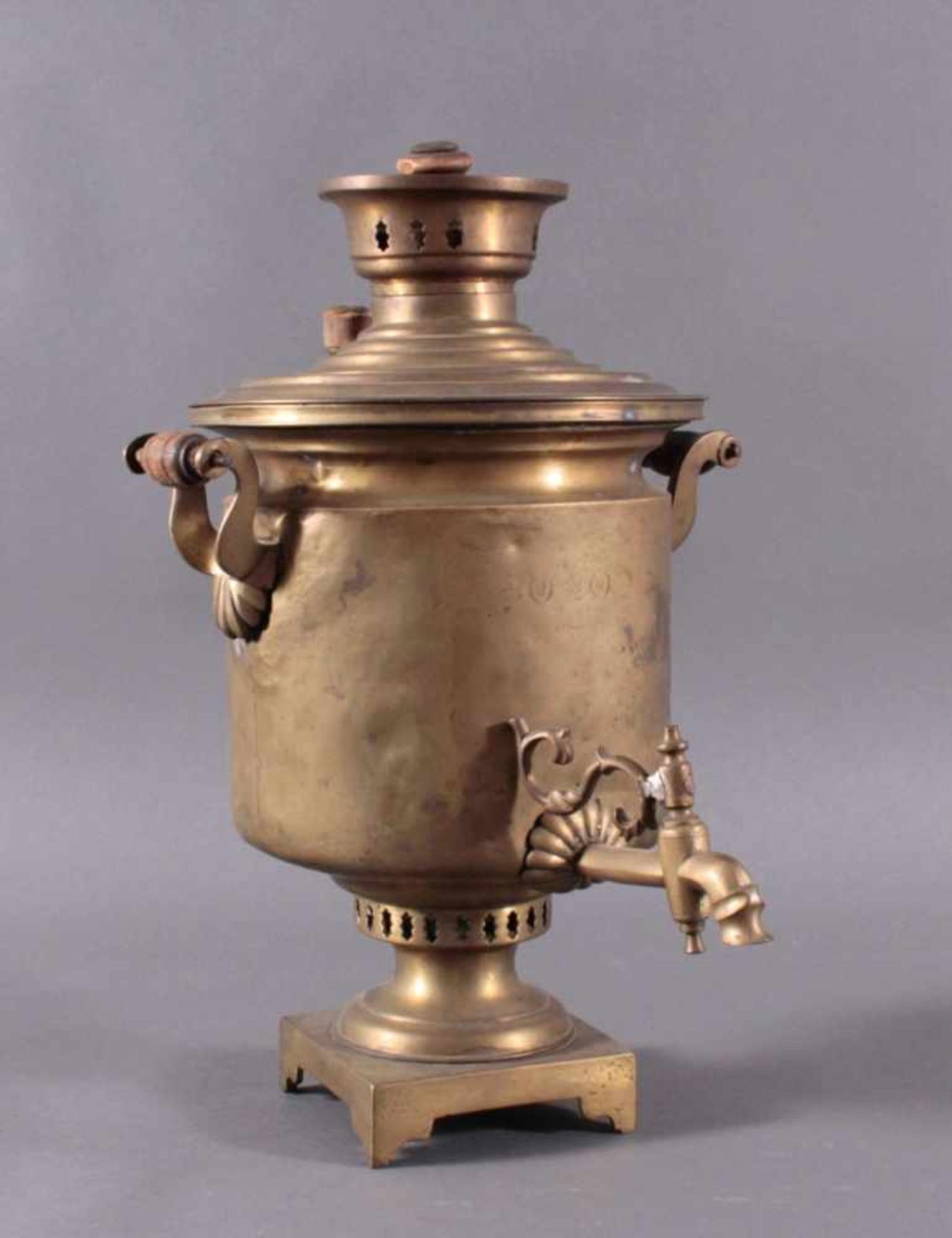 Russischer Samovar um 1900Aus Messing gefertigt, mit Herstellerbezeichnung, Griffe ausHolz, 2 Griffe - Image 2 of 6