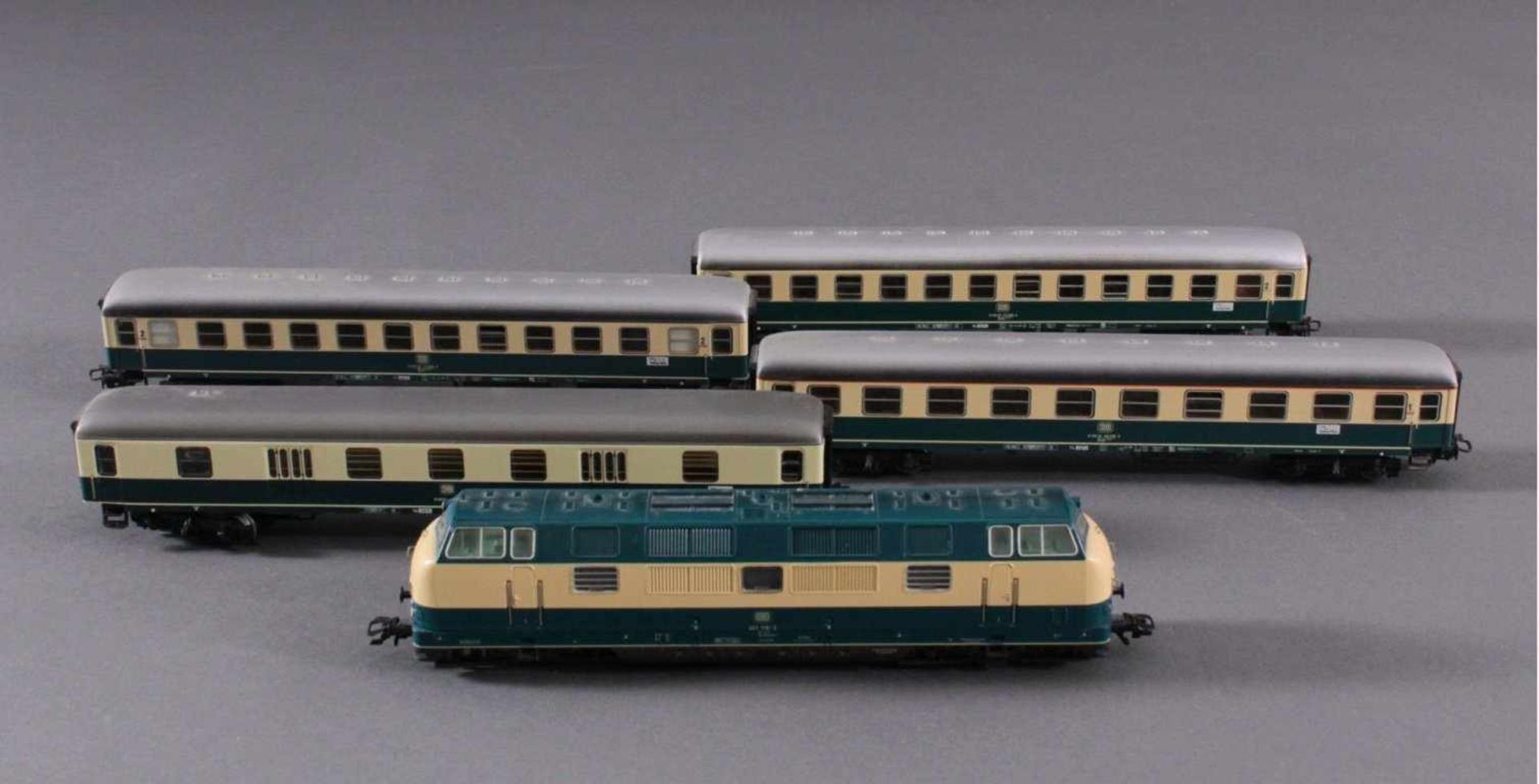 Märklin H0 3581 E-Lok BR 221 118-3 der DB beige/blau mit5 Personenwaggons