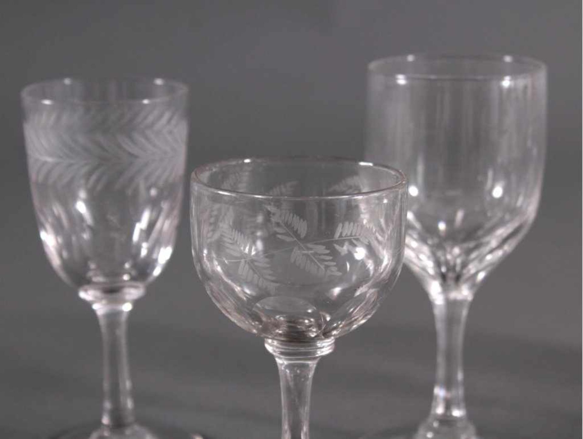 Acht diverse Gläser, 19./20. Jh.Mundgeblasenes Klarglas, Scheibenfuß, im unteren Teilfacettiert, - Bild 2 aus 5