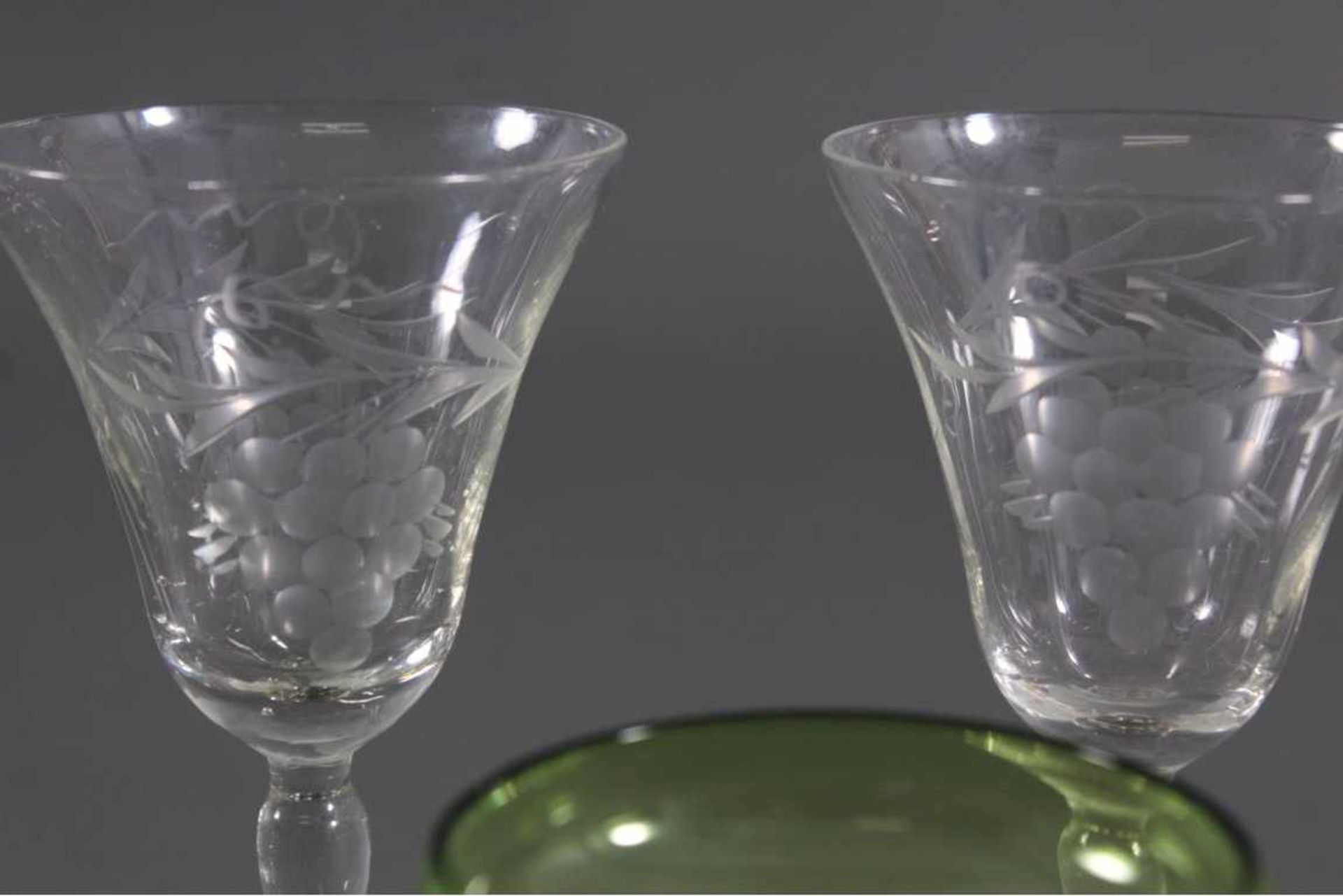 Sechs diverse Trinkgläser, um 1900Farbloses Glas. Verschiedene Formen, Ätz- und Schliffdekore. - Bild 4 aus 5