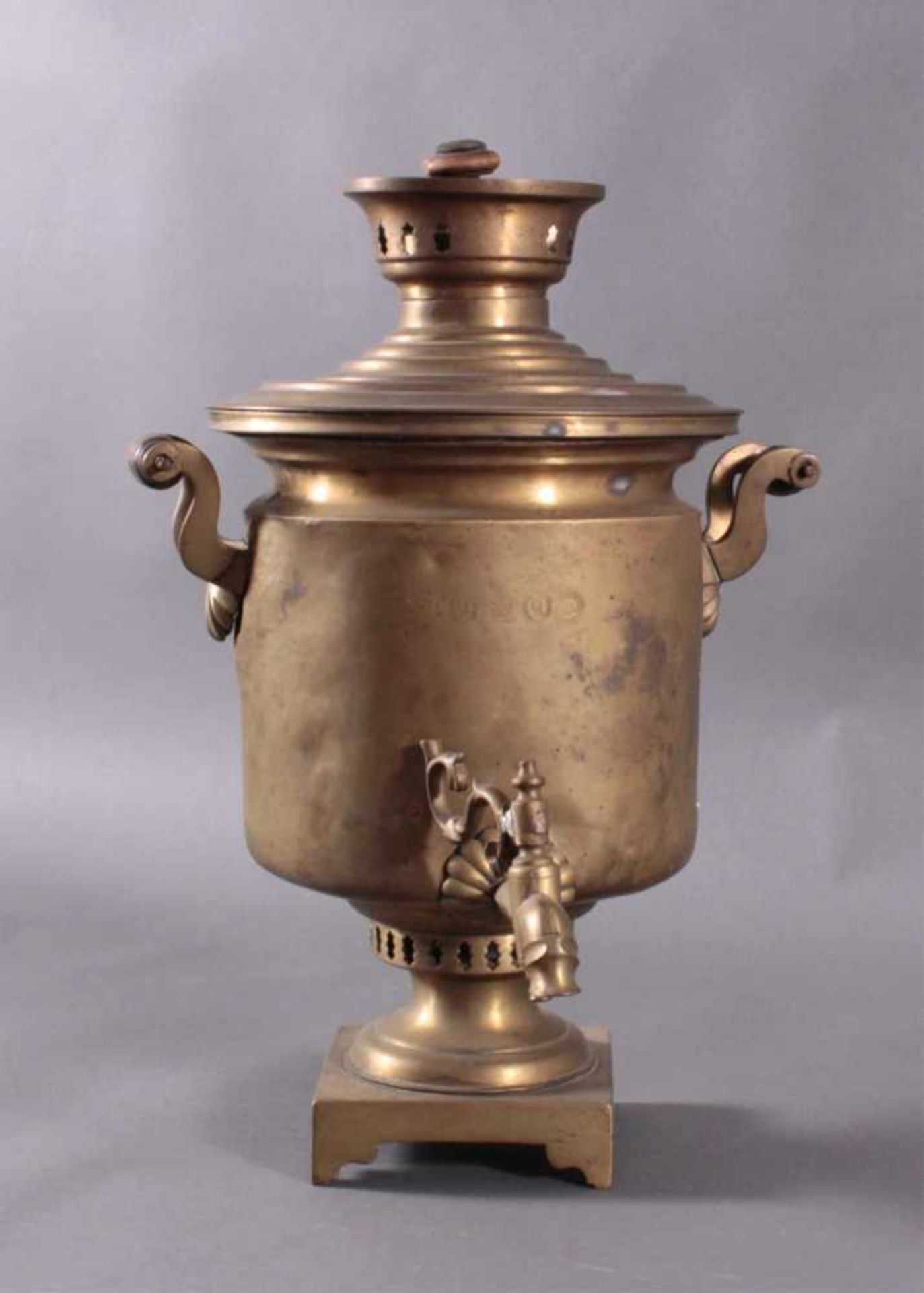 Russischer Samovar um 1900Aus Messing gefertigt, mit Herstellerbezeichnung, Griffe ausHolz, 2 Griffe