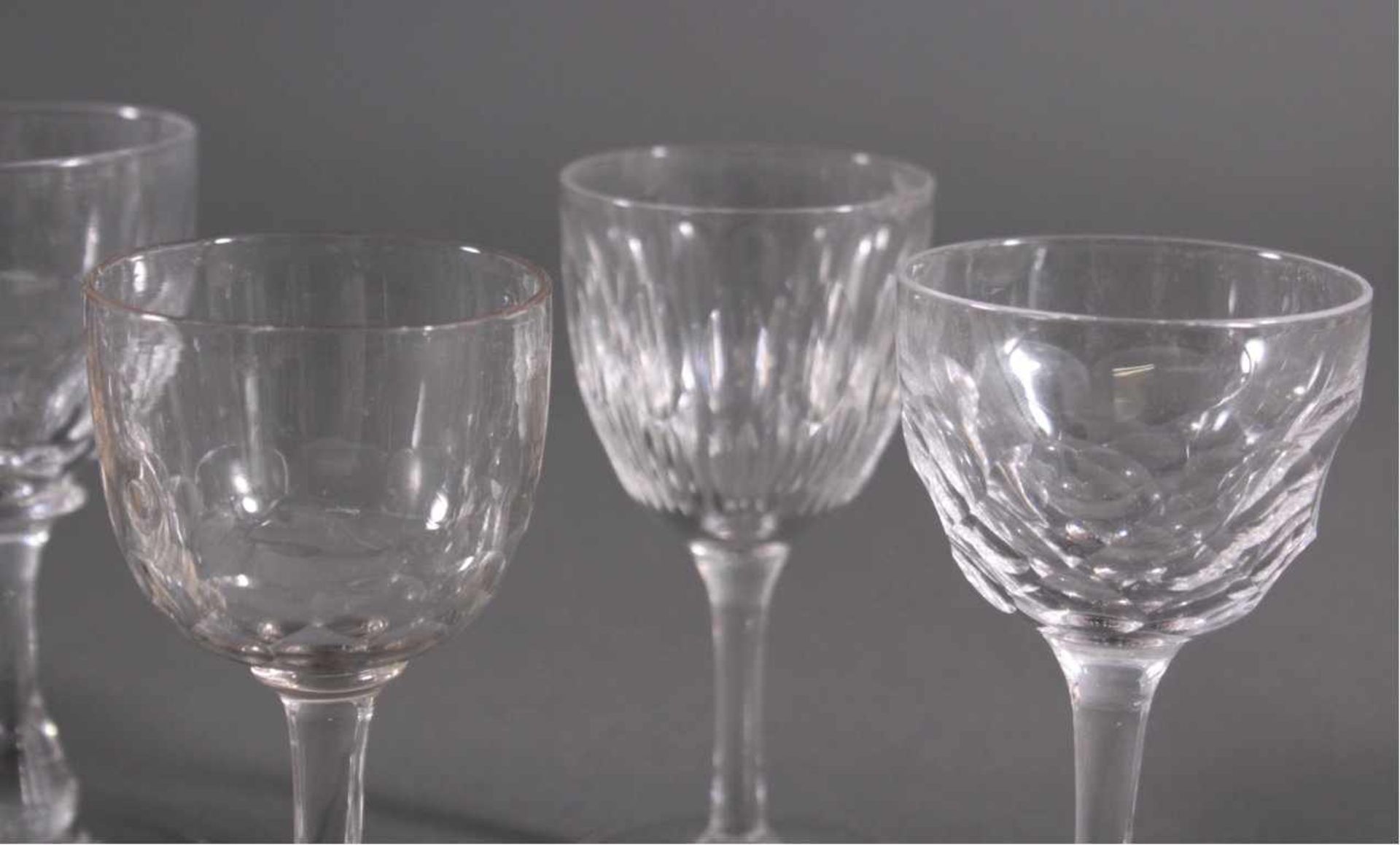 Acht diverse Gläser, 19./20. Jh.Mundgeblasenes Klarglas, Scheibenfuß, im unteren Teilfacettiert, - Bild 3 aus 5