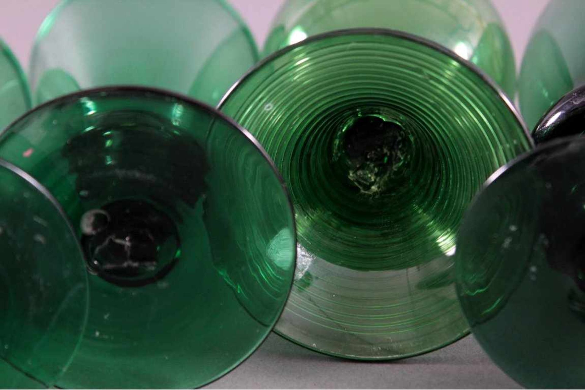 Sechs Gläser, Waldglas 19. Jh.Waldglas in Grüntönen. 1x aus Glasfäden gewickelter Fuss mitAbriss. 2x - Bild 5 aus 5