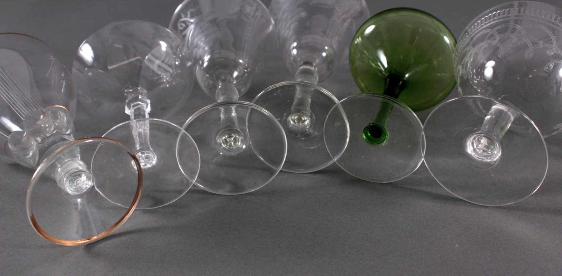 Sechs diverse Trinkgläser, um 1900Farbloses Glas. Verschiedene Formen, Ätz- und Schliffdekore. - Bild 5 aus 5