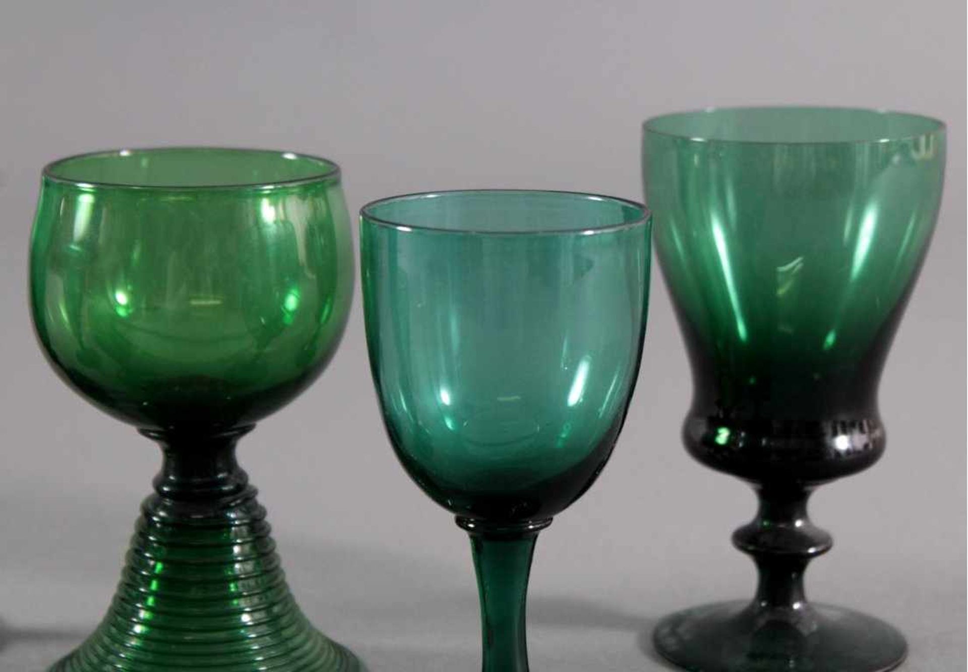 Sechs Gläser, Waldglas 19. Jh.Waldglas in Grüntönen. 1x aus Glasfäden gewickelter Fuss mitAbriss. 2x - Bild 3 aus 5
