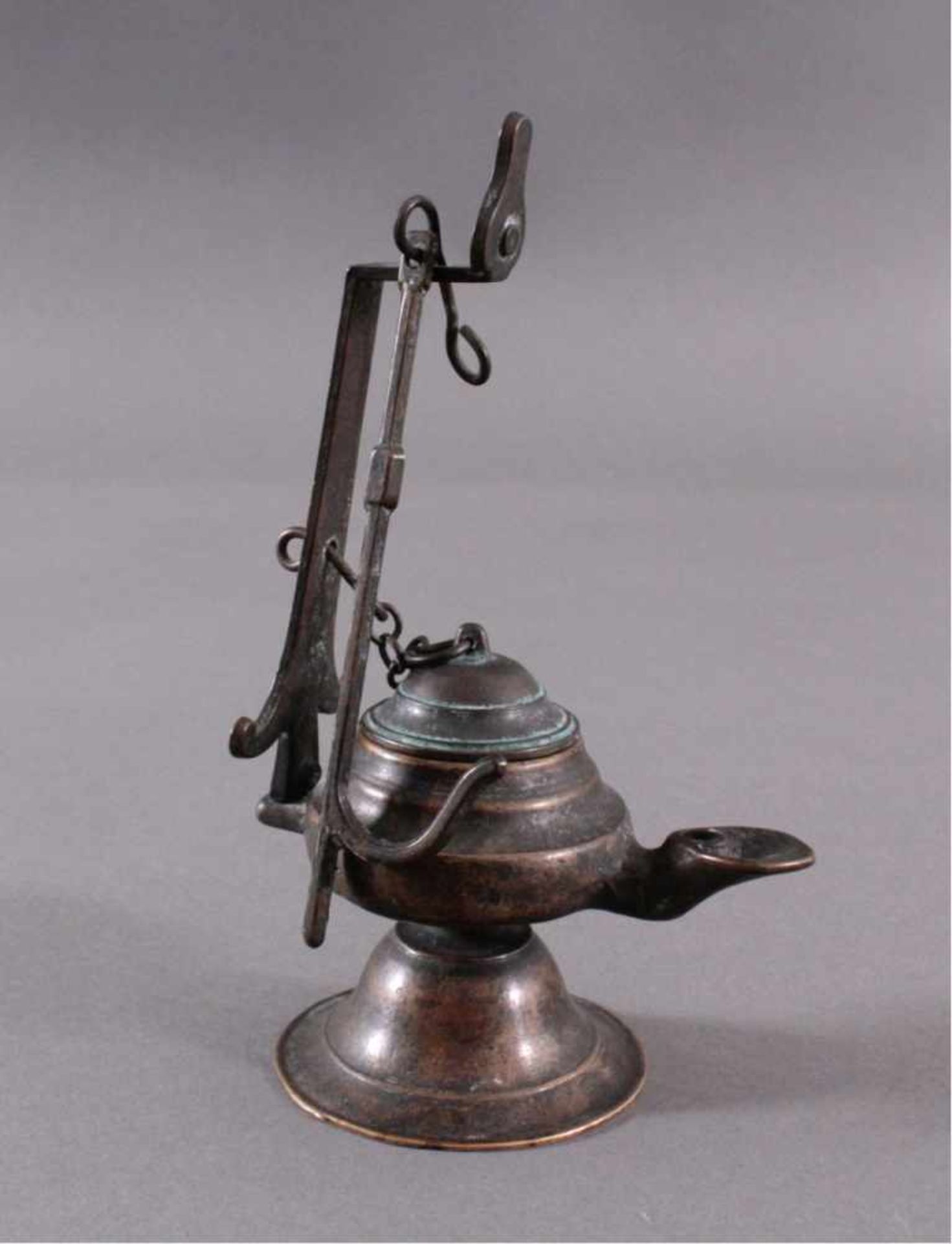 Bronze Öllampe, 19. Jh.Bronze, dunkel patiniert, mit Dochttülle und Halterung zumAufhängen. Höhe mit - Bild 2 aus 6