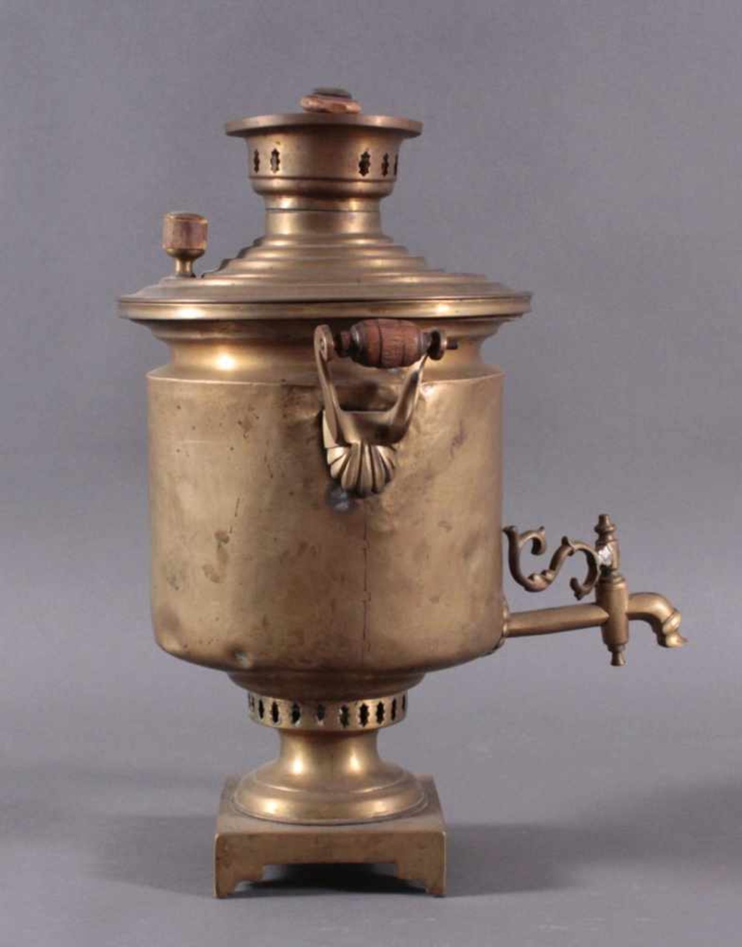 Russischer Samovar um 1900Aus Messing gefertigt, mit Herstellerbezeichnung, Griffe ausHolz, 2 Griffe - Image 3 of 6