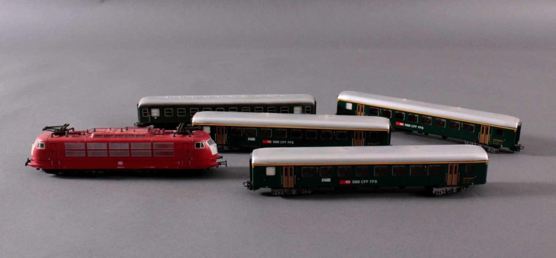 Märklin H0 3357 E-Lok Baureihe 103 115-2 DB in rot mit4 Personenwaggons