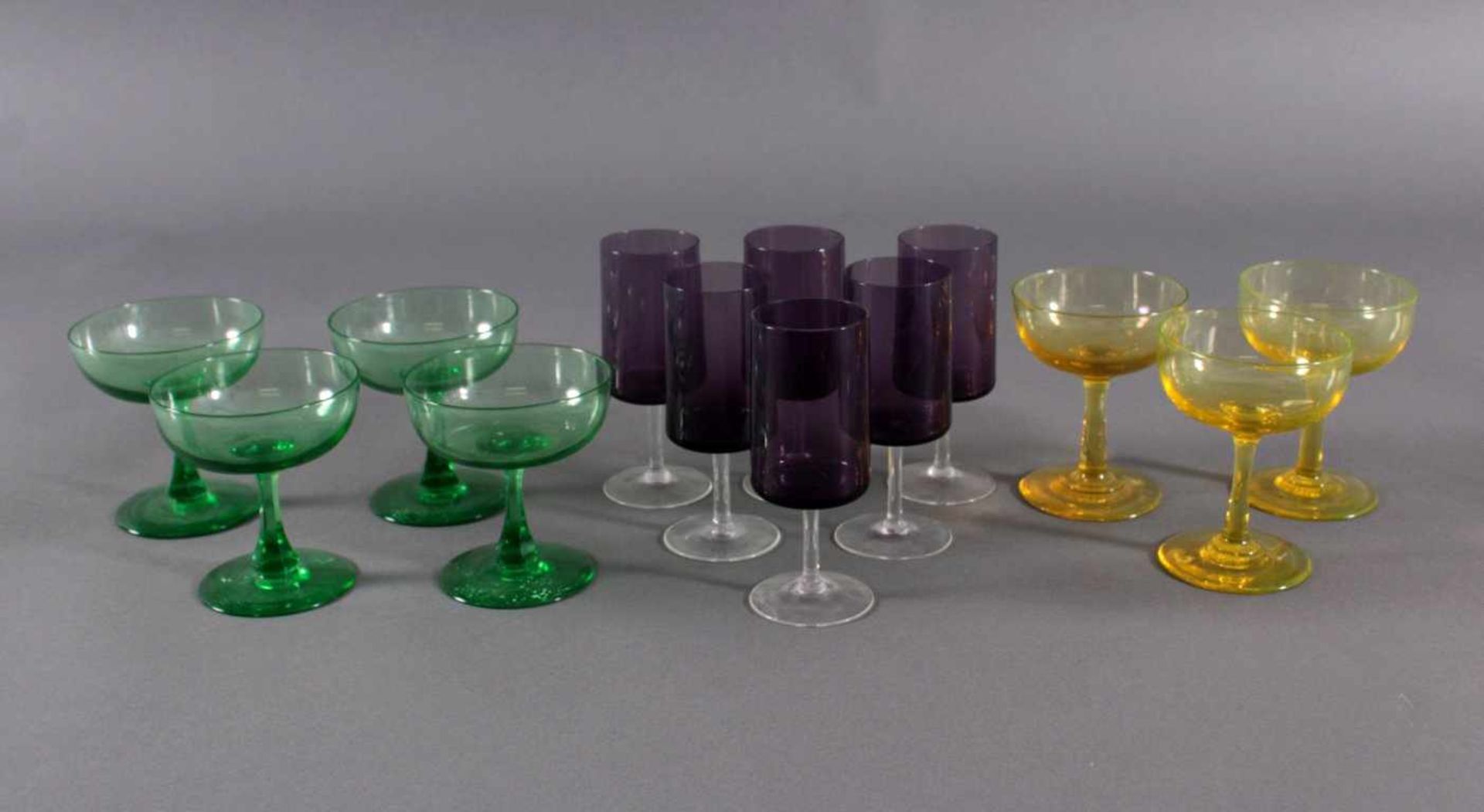 Trinkgläser, 13 StückKristallglas, 6 Weingläser, farbloses Glas lila überfangen.4 Sektschalen