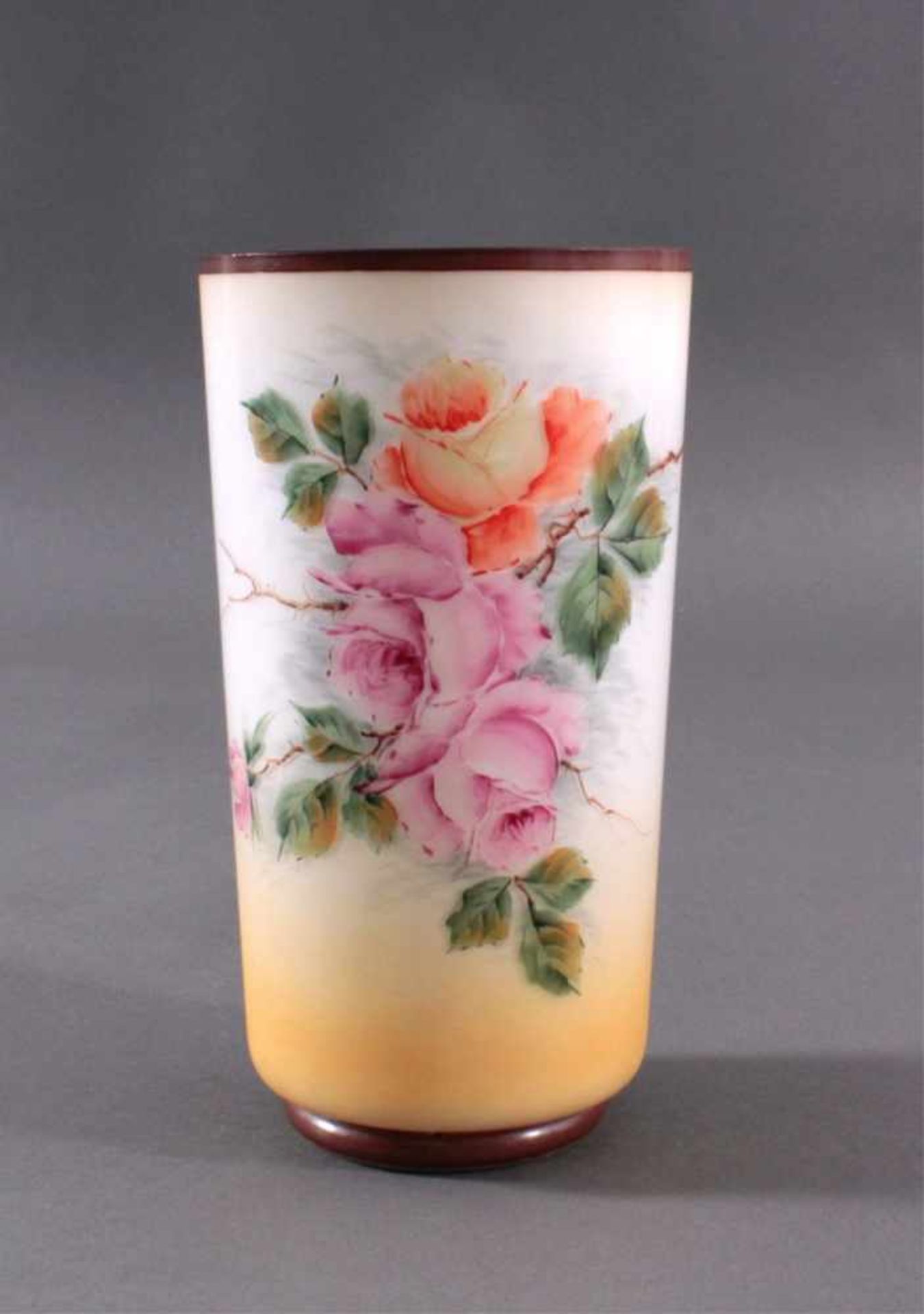 Zylindrische Vase auf rundem Standring um 1900Milchglas mit polychromer Rosenbemalung, polierter