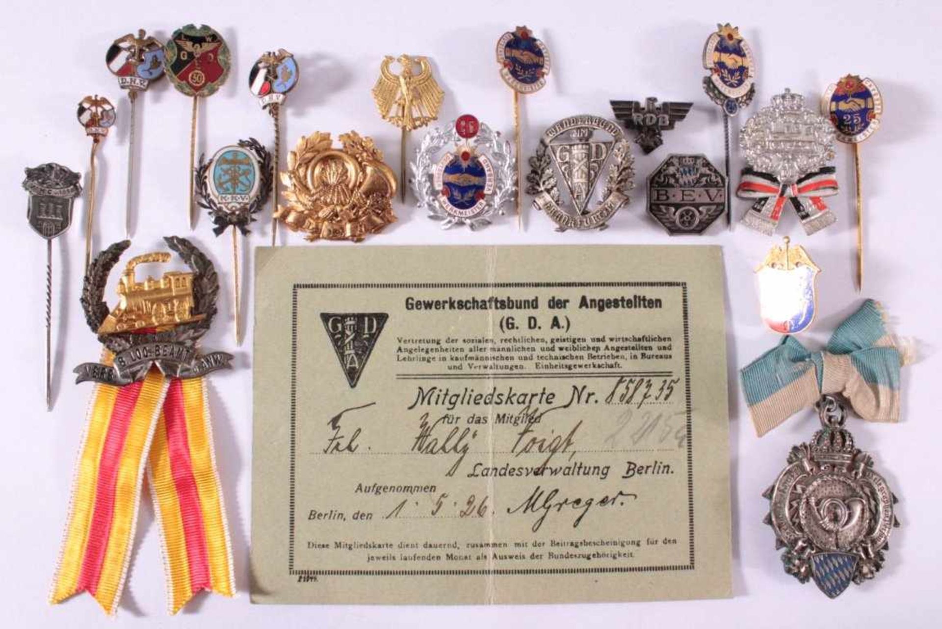 Abzeichen Deutscher Vereine um 1900Ca. 20 Stück aus unterschiedlichen Materialien gefertigt,massiv