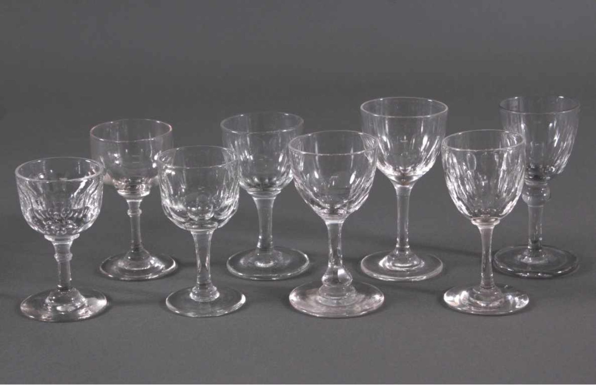 Acht diverse Gläser, 19./20. Jh.Mundgeblasenes Klarglas, teilweise facettiert, geschliffenund
