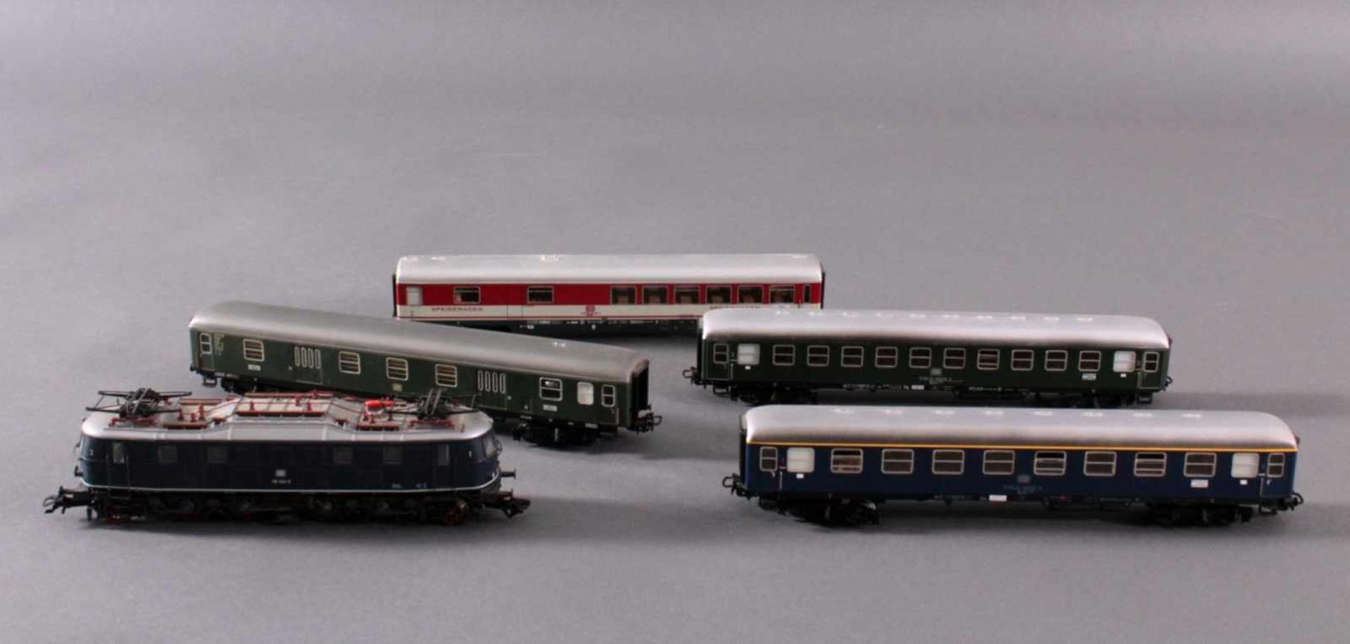 Märklin H0 3368 E-Lok Baureihe 118 024-9 DB in blau mit4 Personenwaggons