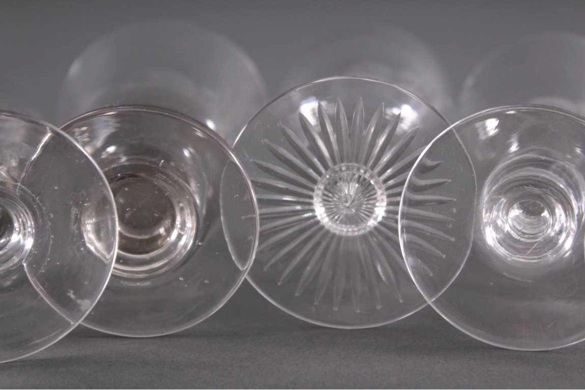 Sechs Kelchgläser, 19. Jh.Mundgeblasenes Klarglas, Scheibenfuss, kelchförmige Kuppa,ca. H- 10,5 - Bild 4 aus 4