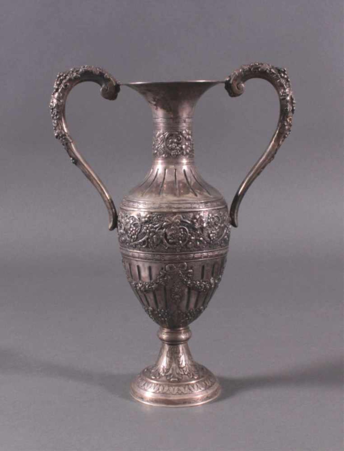 Amphorenvase, um 1900800er Silber, Sichel und Krone. Balusterförmig, Silbergetrieben, mit reichem