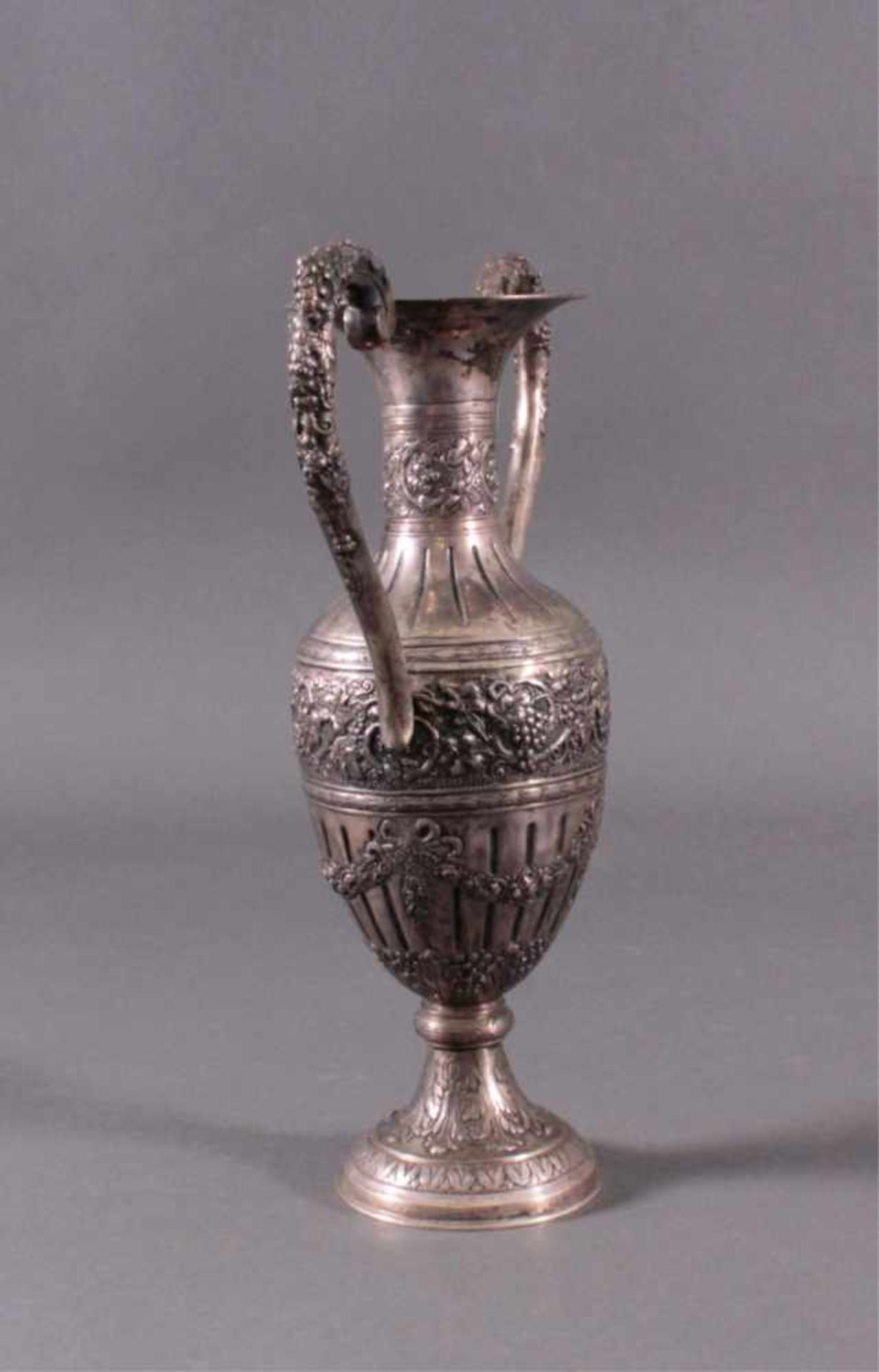 Amphorenvase, um 1900800er Silber, Sichel und Krone. Balusterförmig, Silbergetrieben, mit reichem - Image 2 of 4