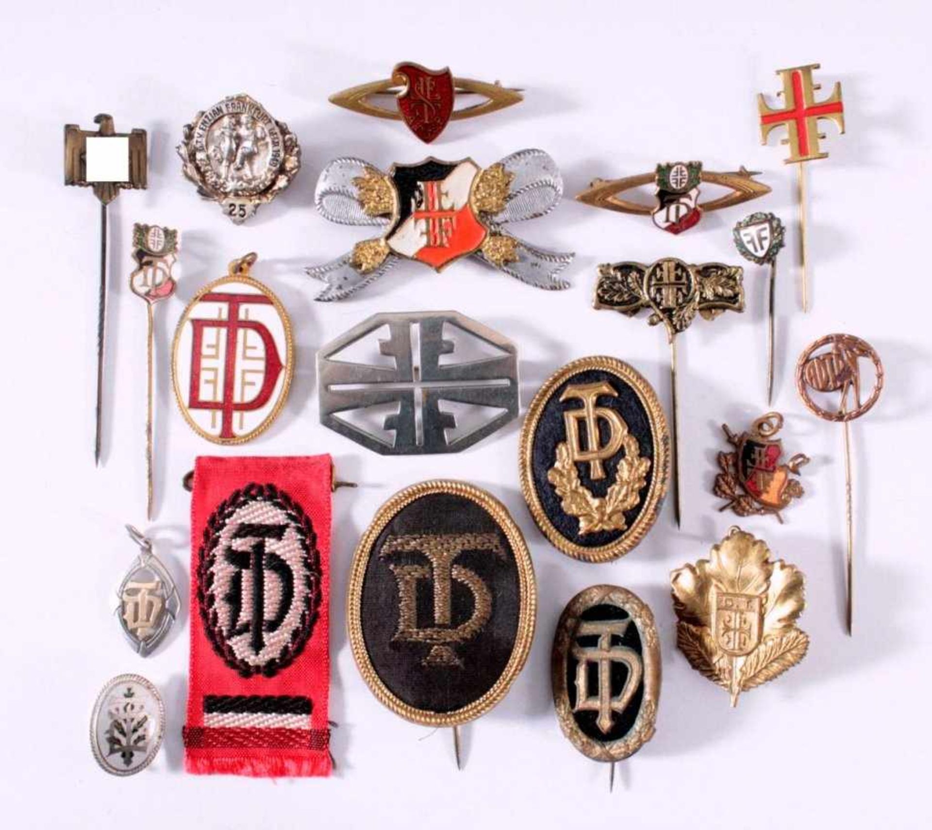 Abzeichen Deutscher Vereine um 1900Ca. 20 Stück aus unterschiedlichen Materialien gefertigt,massiv
