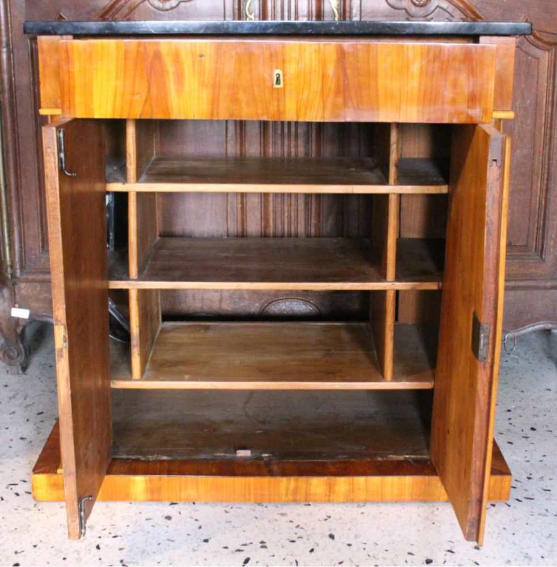 Biedermeier Kommode, KirschbaumMassiv und furniert, ebonisierte Platte, 2 Türen und 1Schublade, - Bild 3 aus 4